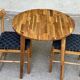 Table ronde en bois massif et 2 chaises scandinaves ikea nackanäs