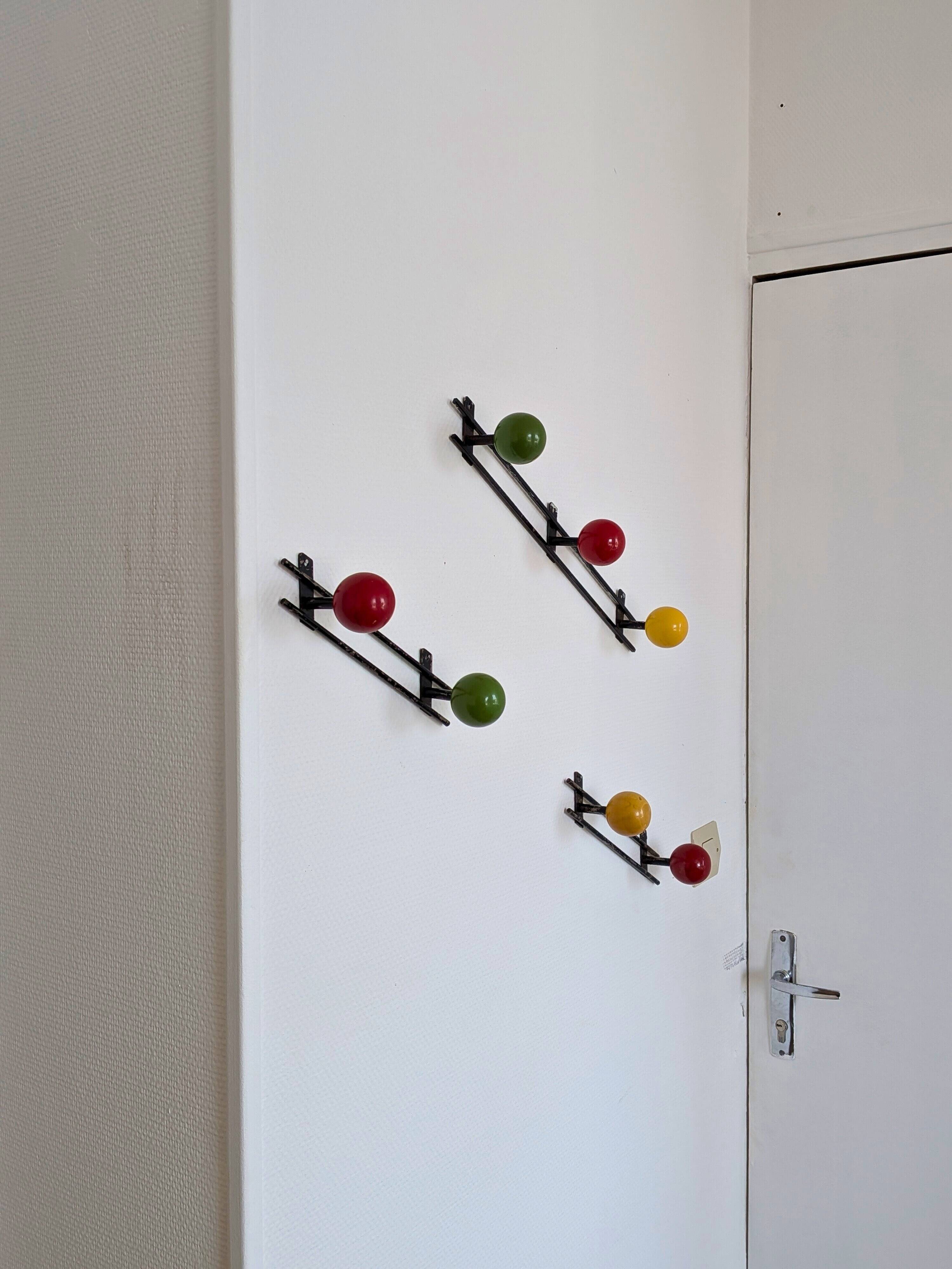 Porte manteau mural boules bois métal noir années 60