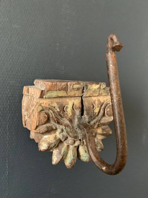 Wall hook in hand-carved wood and iron, antique, India, 1920