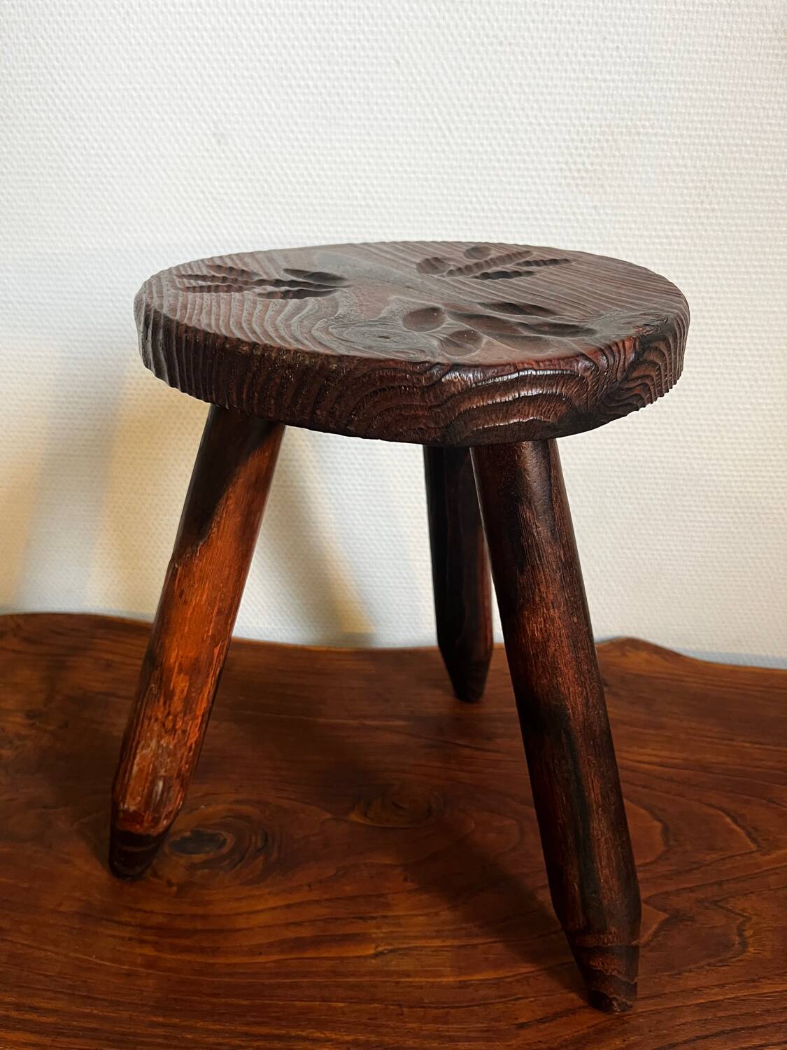 Tabouret tripode en bois sculpté