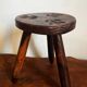 Tabouret tripode en bois sculpté