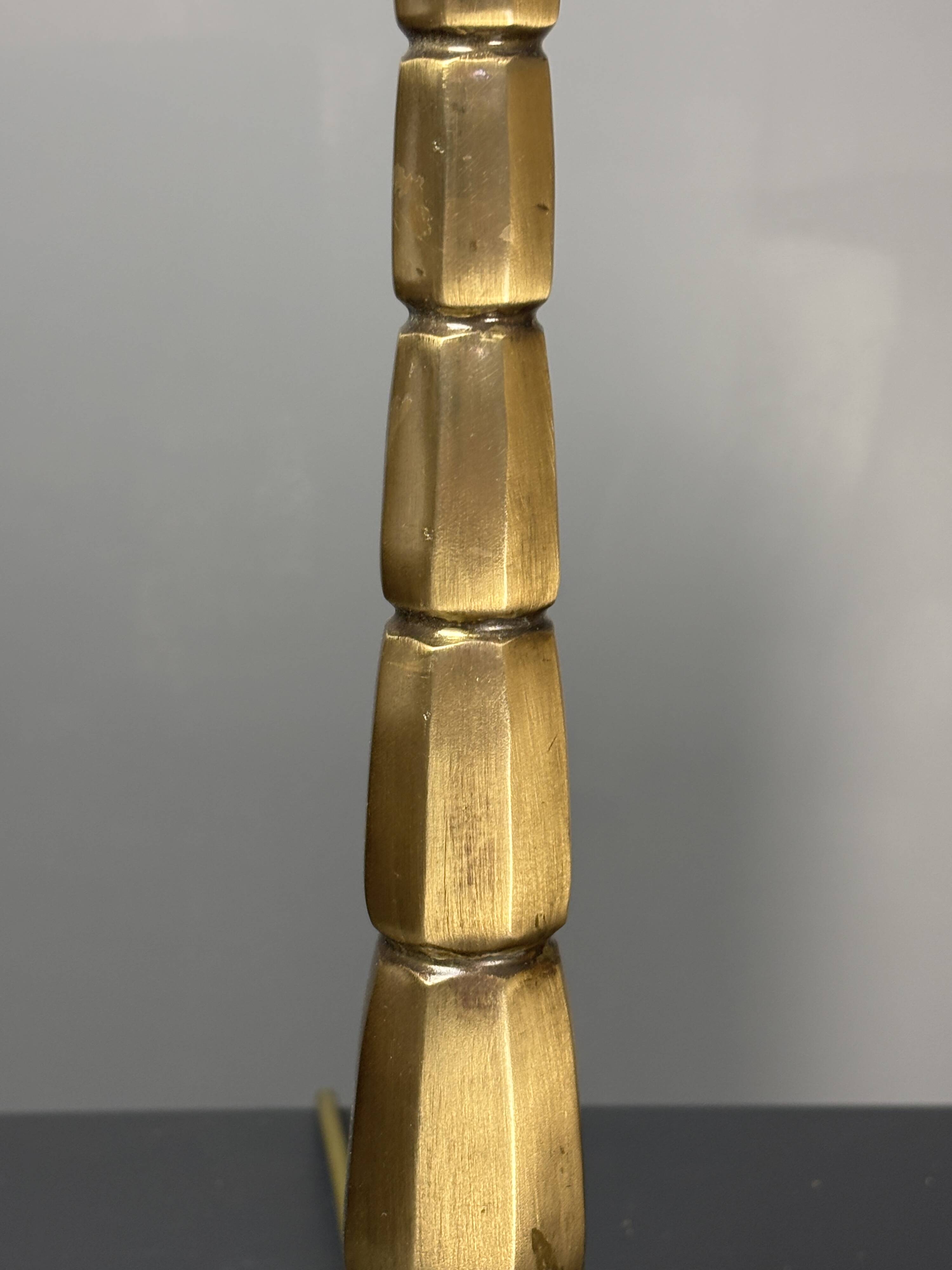 Lampe de table en rattan, bambou et laiton à tige en crayon du milieu du siècle. Années 1970.