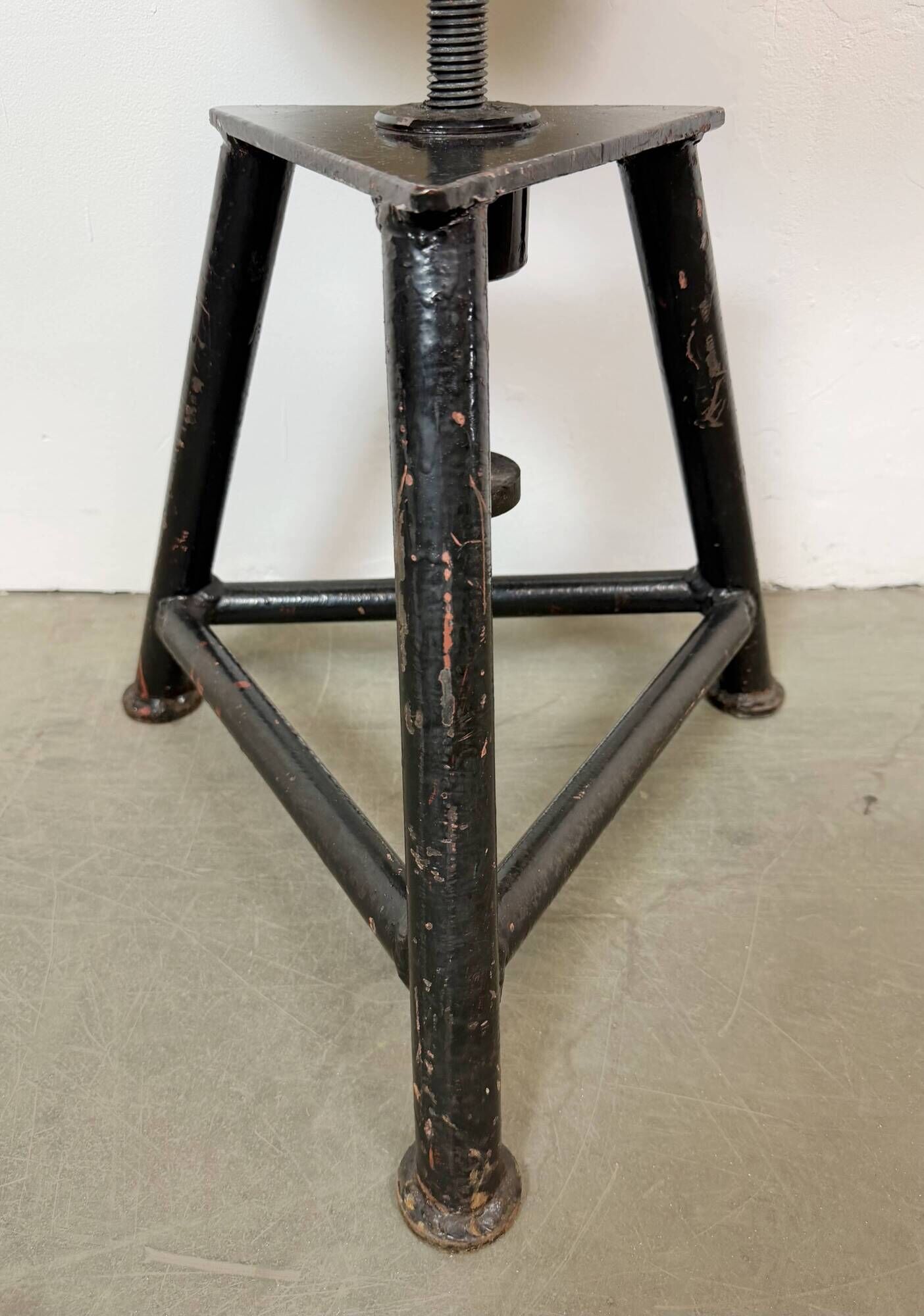 Tabouret pivotant industriel noir, années 1960