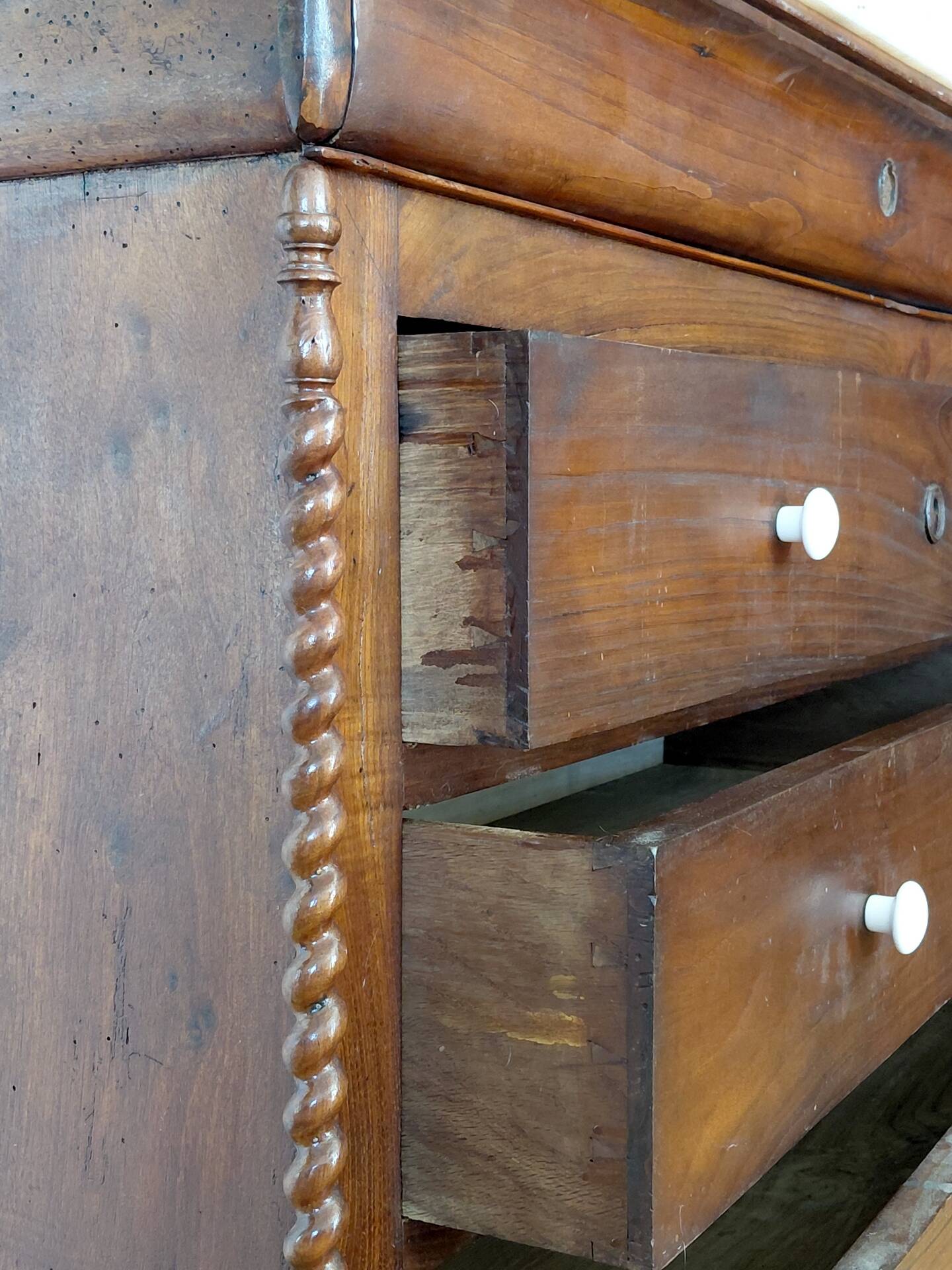 Louis-Philippe XIX walnut commode, twisted columns and marble.