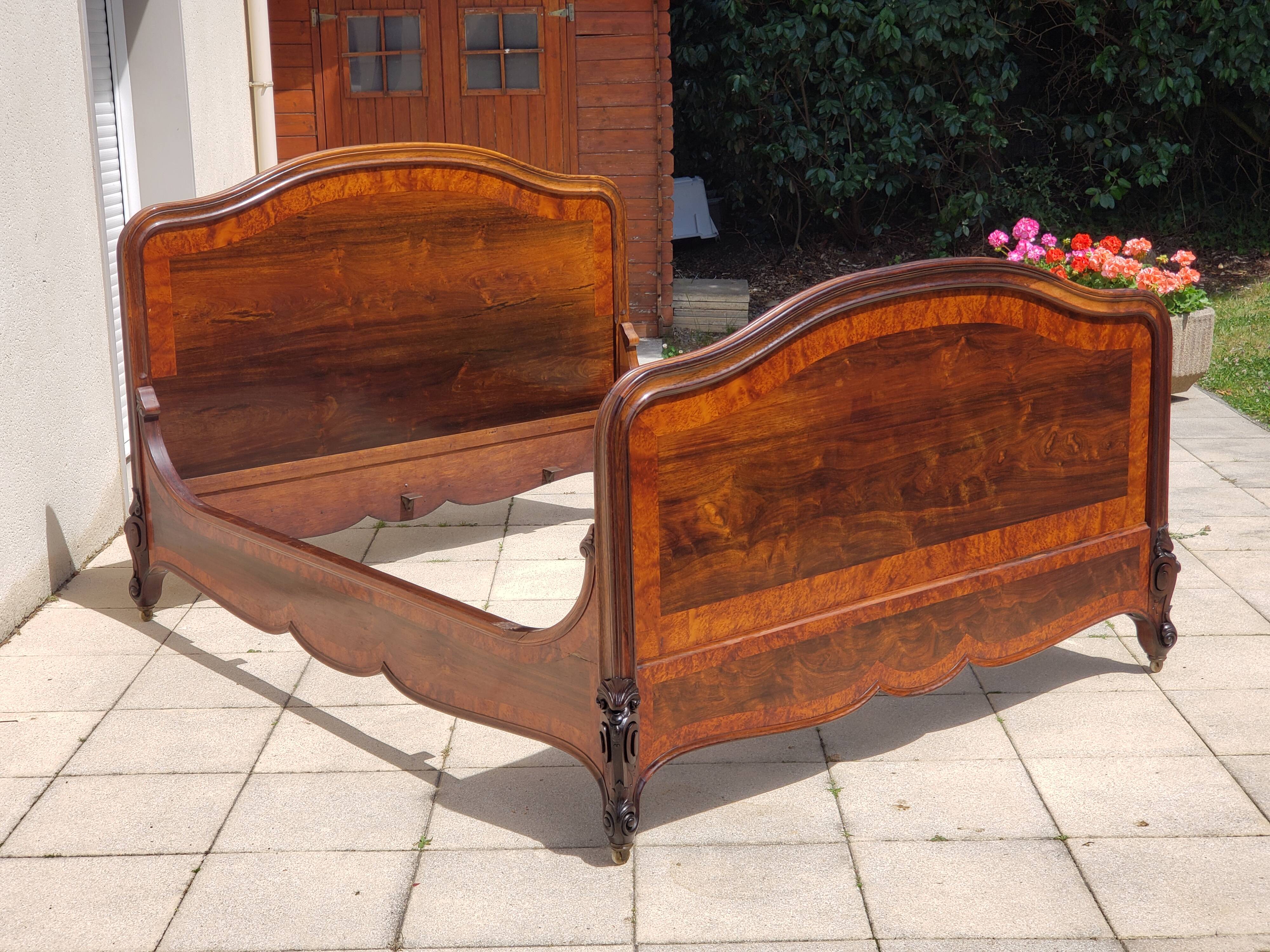 Bed in solid walnut and very old walnut burl