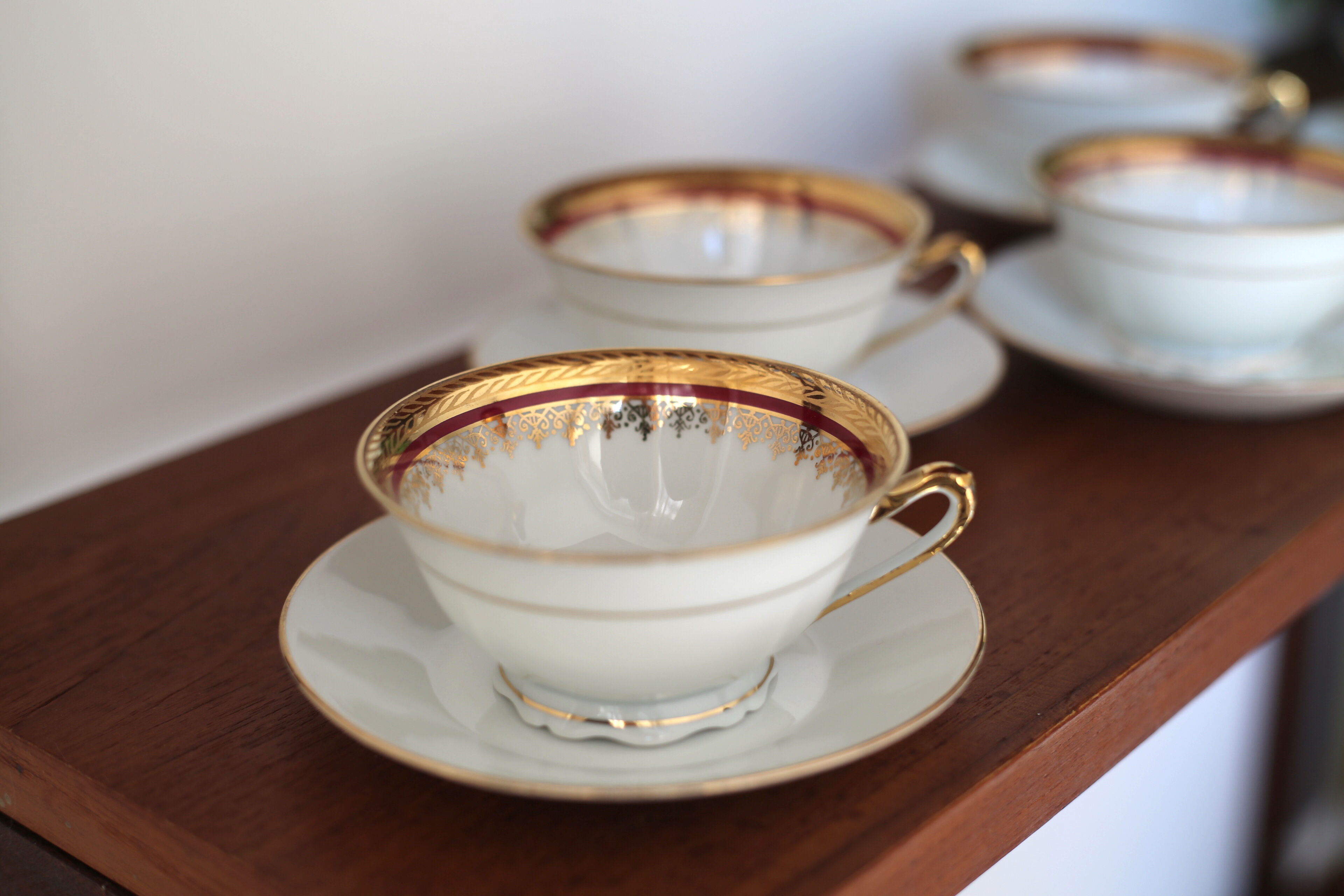 Vintage coffee cups made of fine Limoges porcelain - Raspberry and golden décor