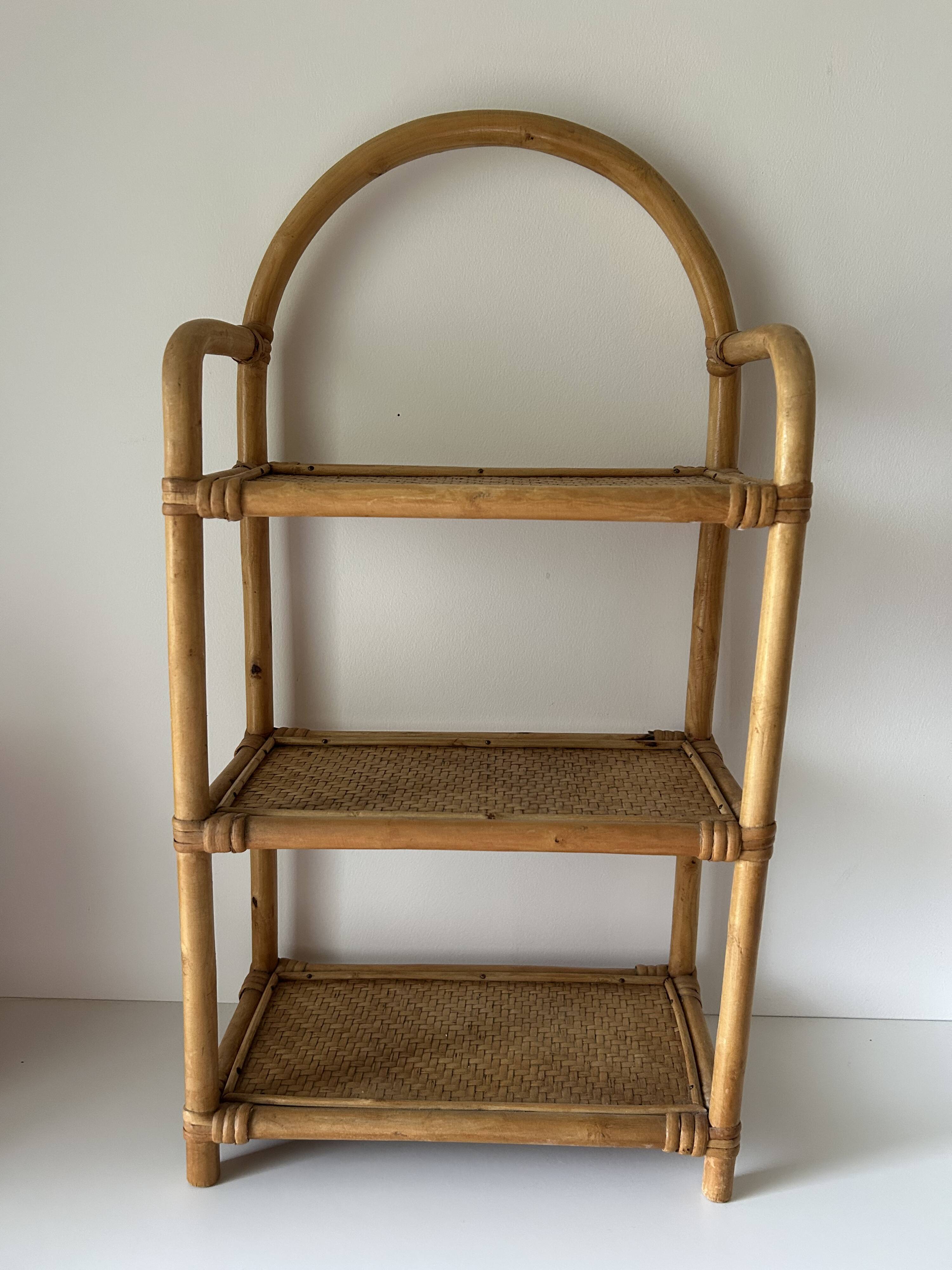 Etagère murale en rotin