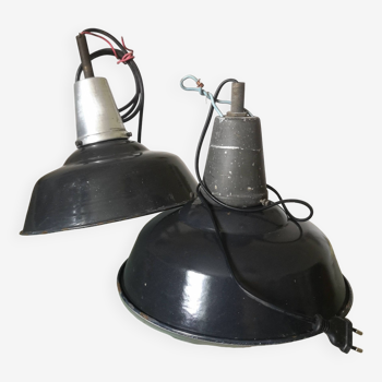 Paire de lampes suspensions émaillées 1950