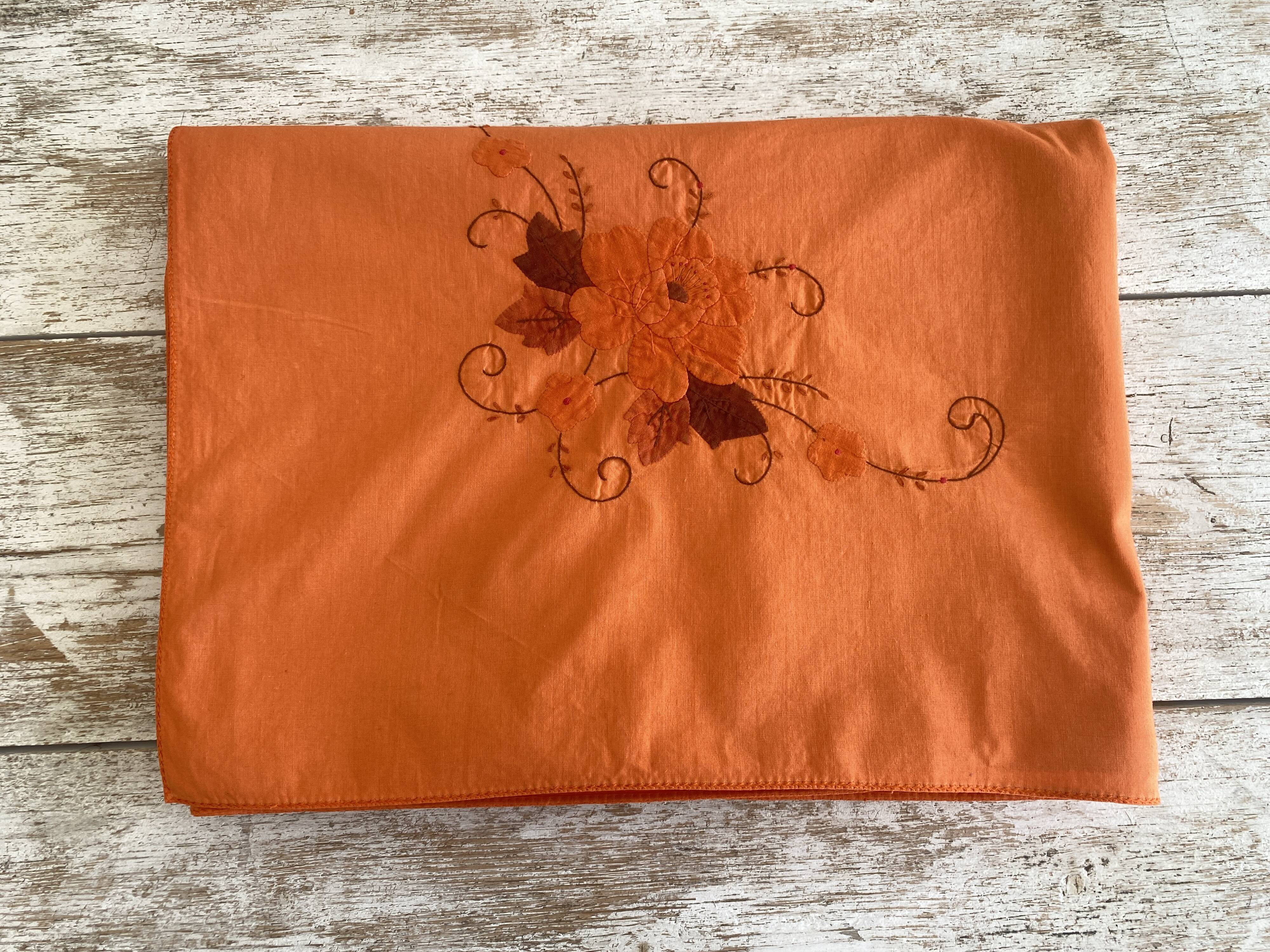 Vintage tablecloth with hand-applied floral decoration - 240x170cm - Cotton