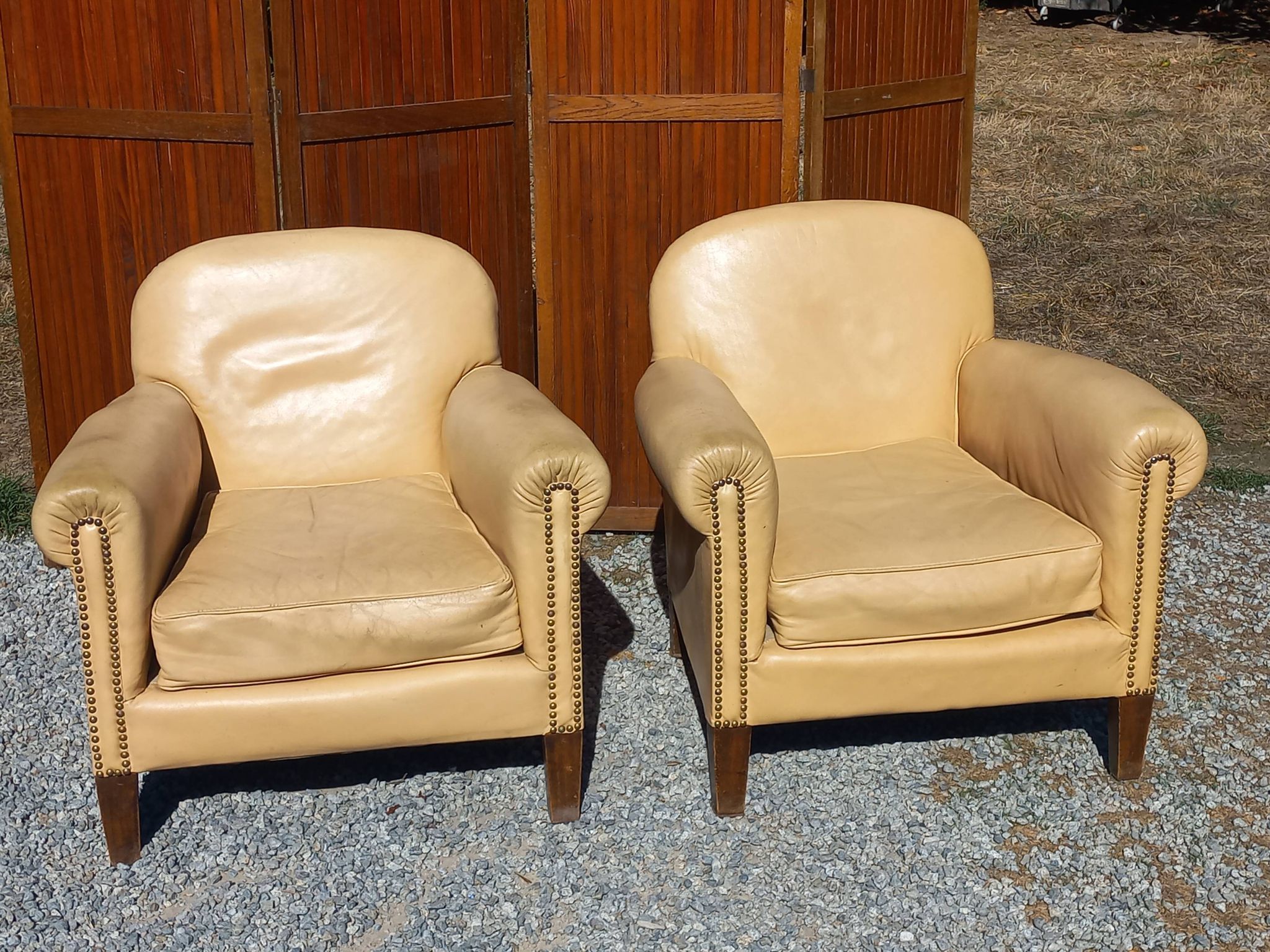 Pair of 1930s club armchairs in ivory leather.
