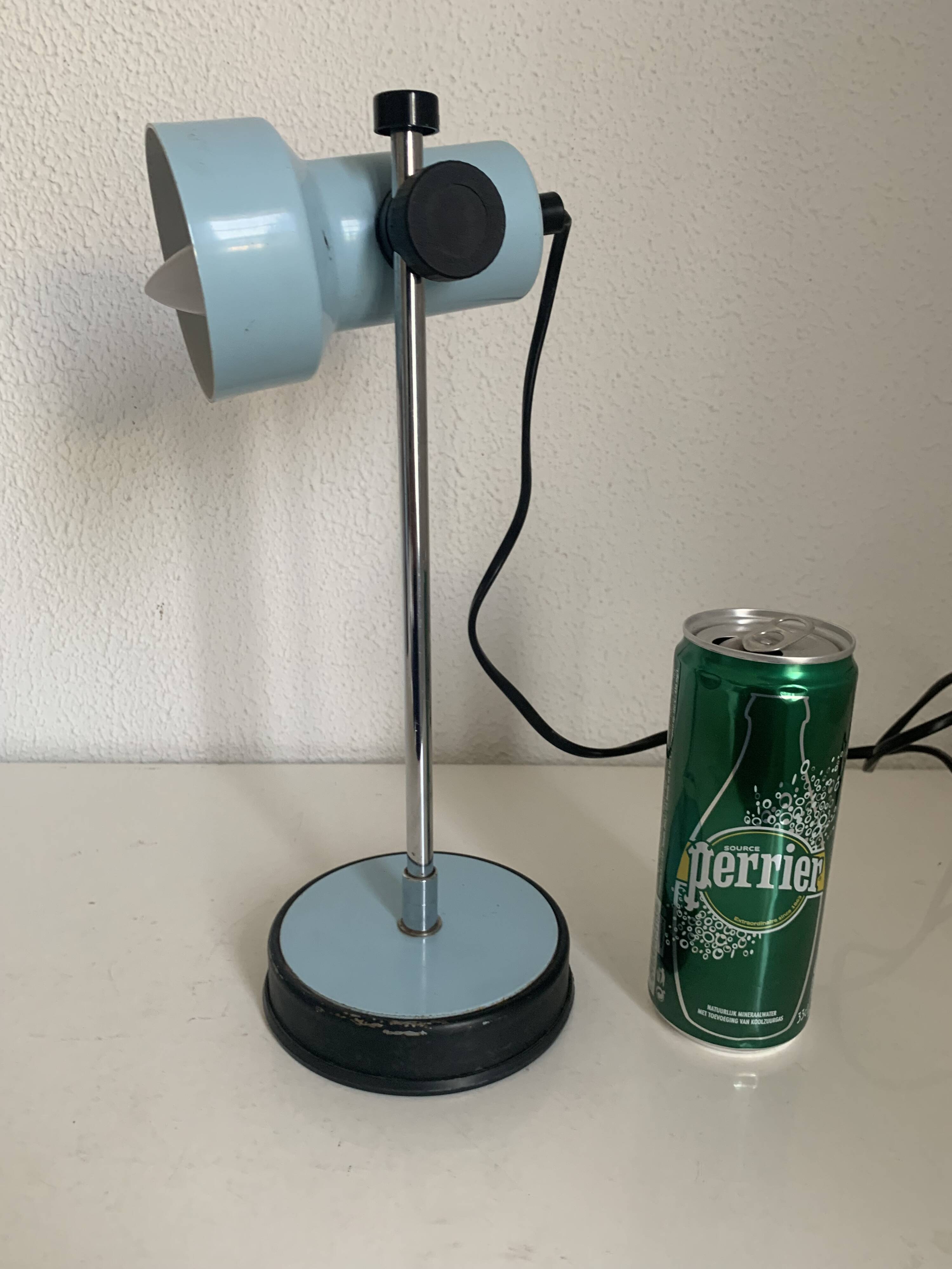 Lampe vintage 1960 bureau Veneta Lumi bleu ciel - 30 cm