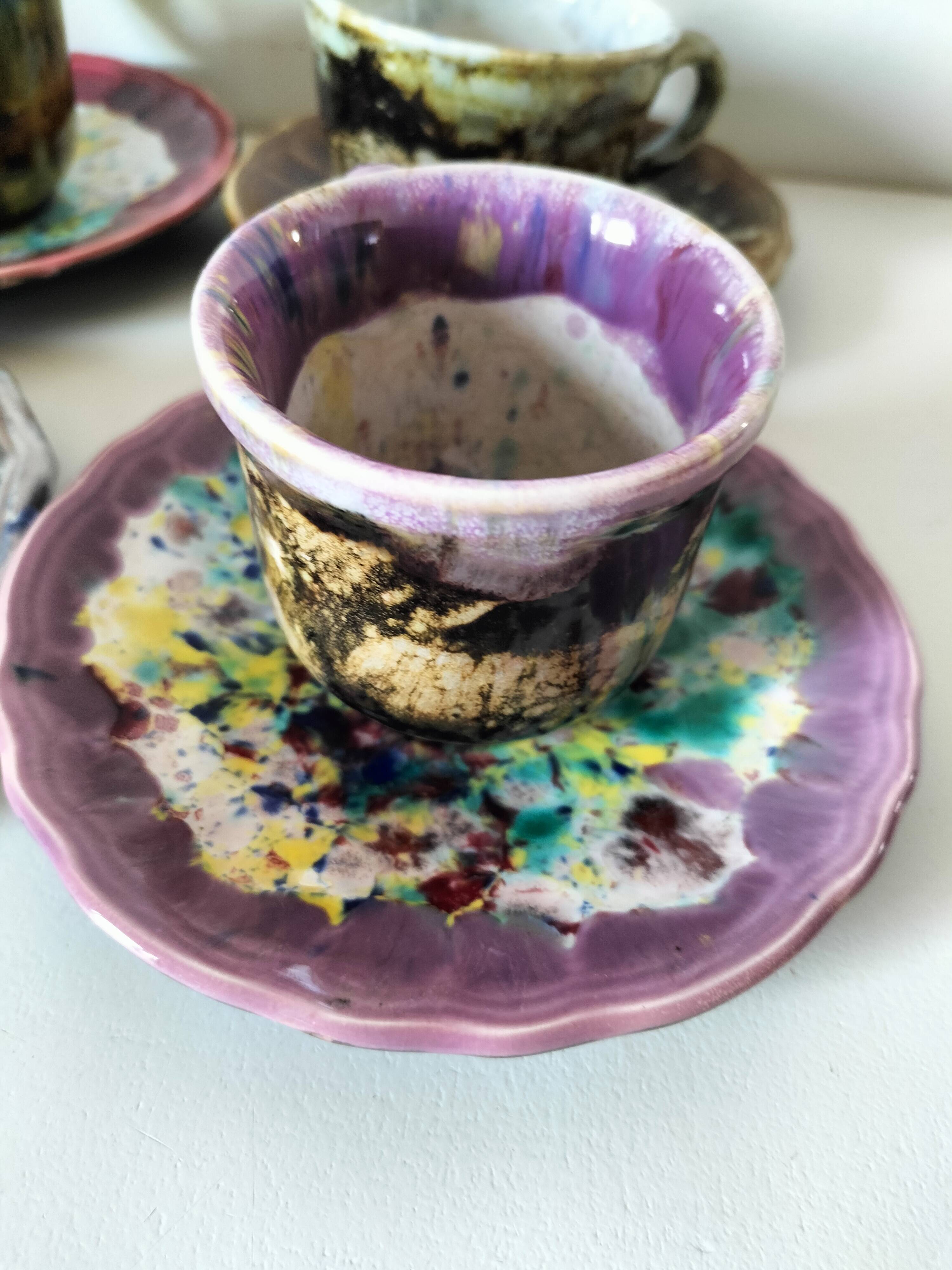 Tasses et soucoupes Morvan en céramique émaillée polychrome