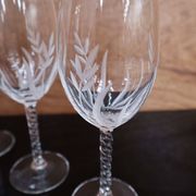 Ensemble de 4 verres à vin blanc vintage en cristal gravé