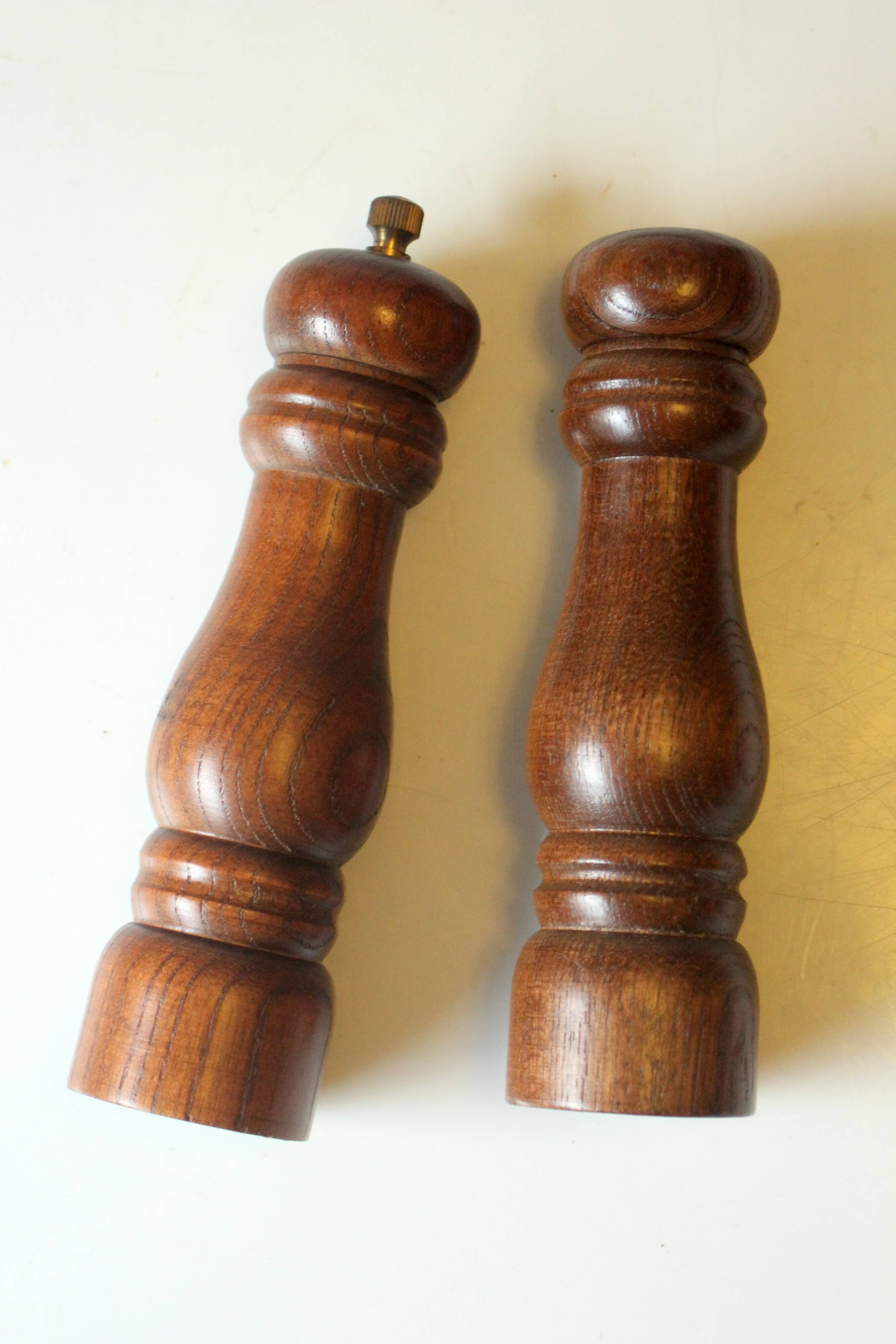1970s salt and pepper shaker made of wood and metal - set of 2, complete usuable, vintage
