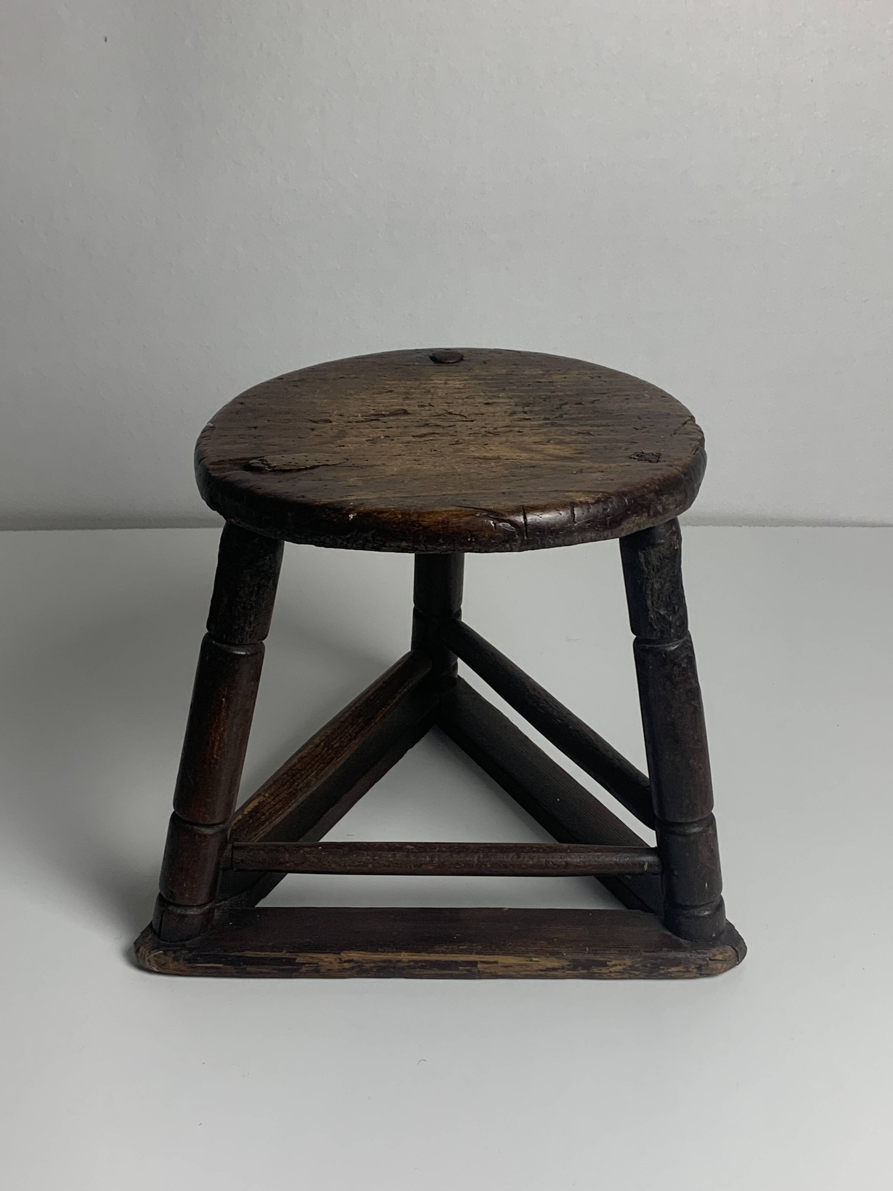 Tabouret tripode en bois ancien pour couteliers, bijoutiers et ouvriers