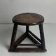 Tabouret tripode en bois ancien pour couteliers, bijoutiers et ouvriers