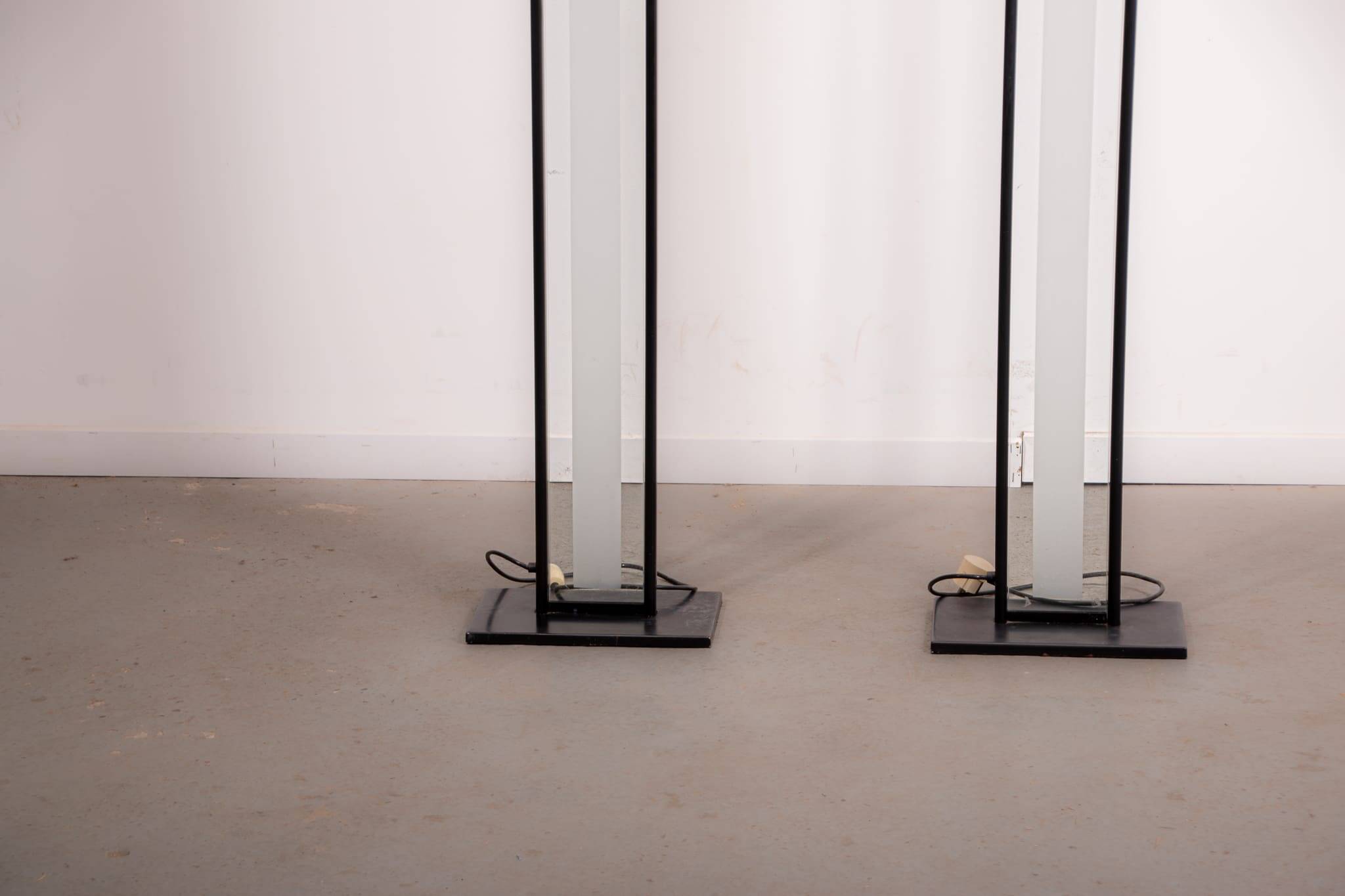 Ensemble de lampadaires en verre dépoli de style Memphis. Vers 1980.