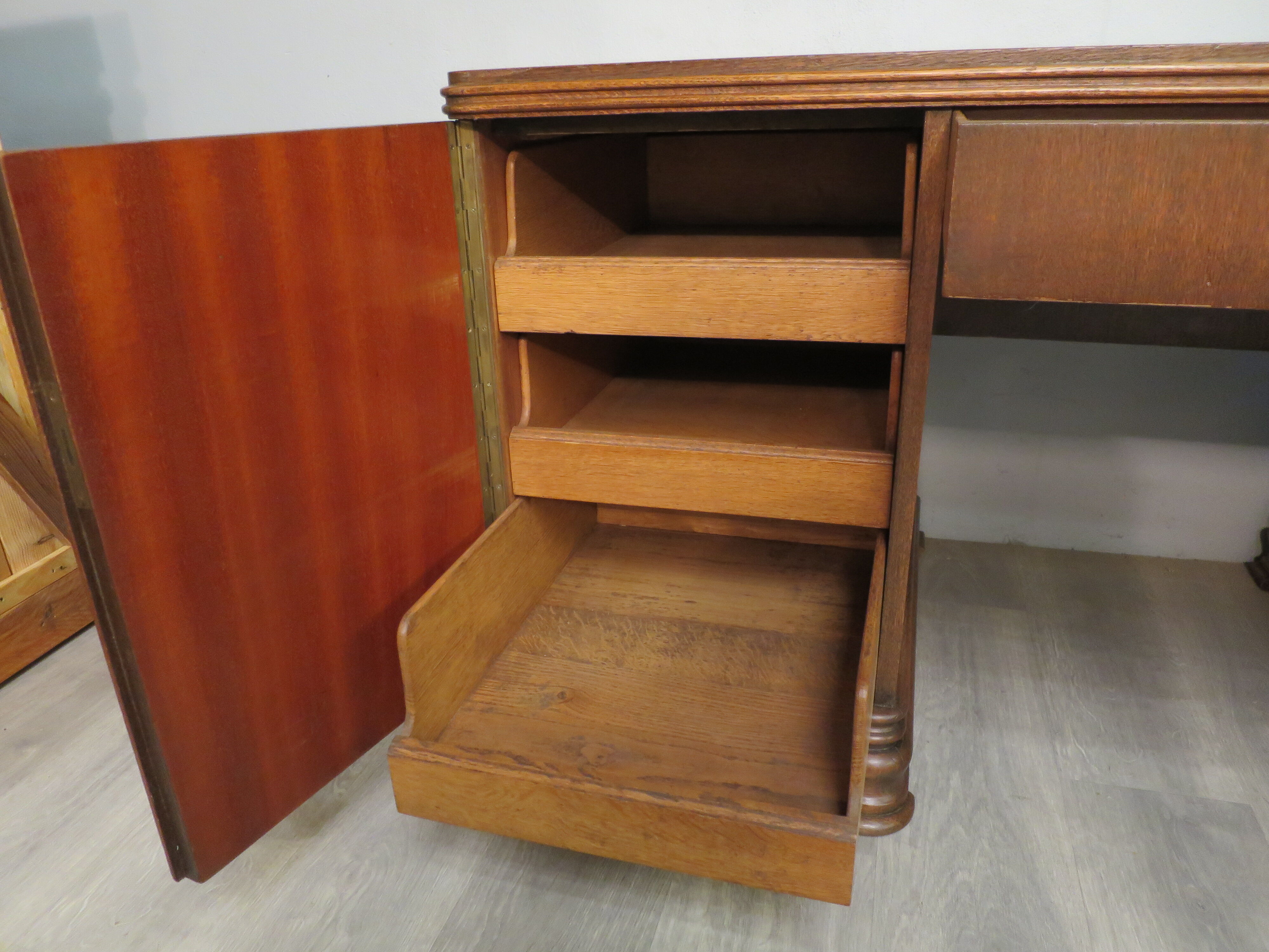Bureau de milieu en chêne et loupe