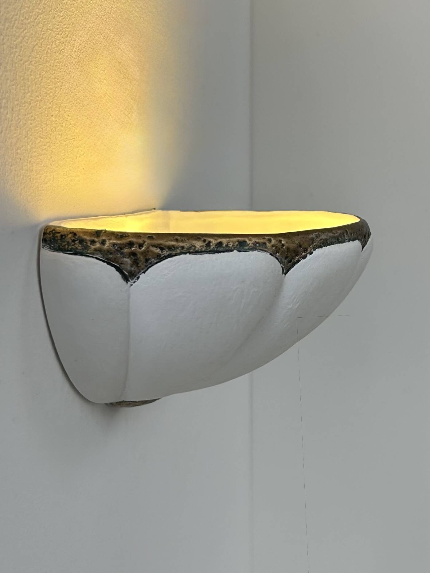 Vintage shell wall light, matte white plaster and gold, France, 1970.