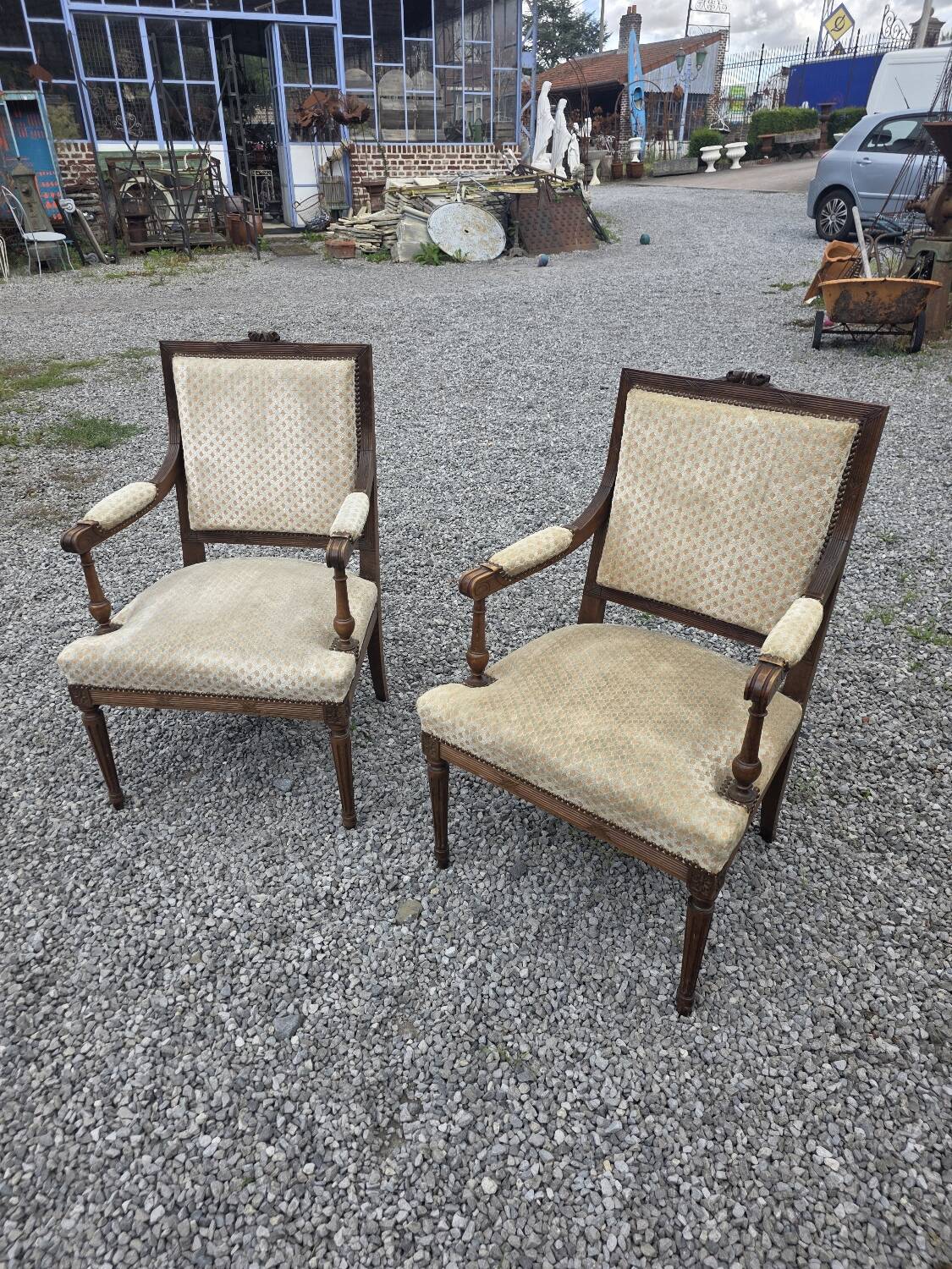 Paire de fauteuils style Louis XVI