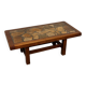 Table basse en mosaïque de pierre brutaliste vintage – bois massif, années 1970