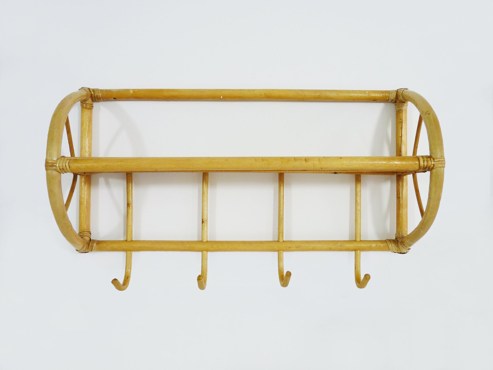4-patère wall door and shelf. Vintage rattan coat hanger. Year 60