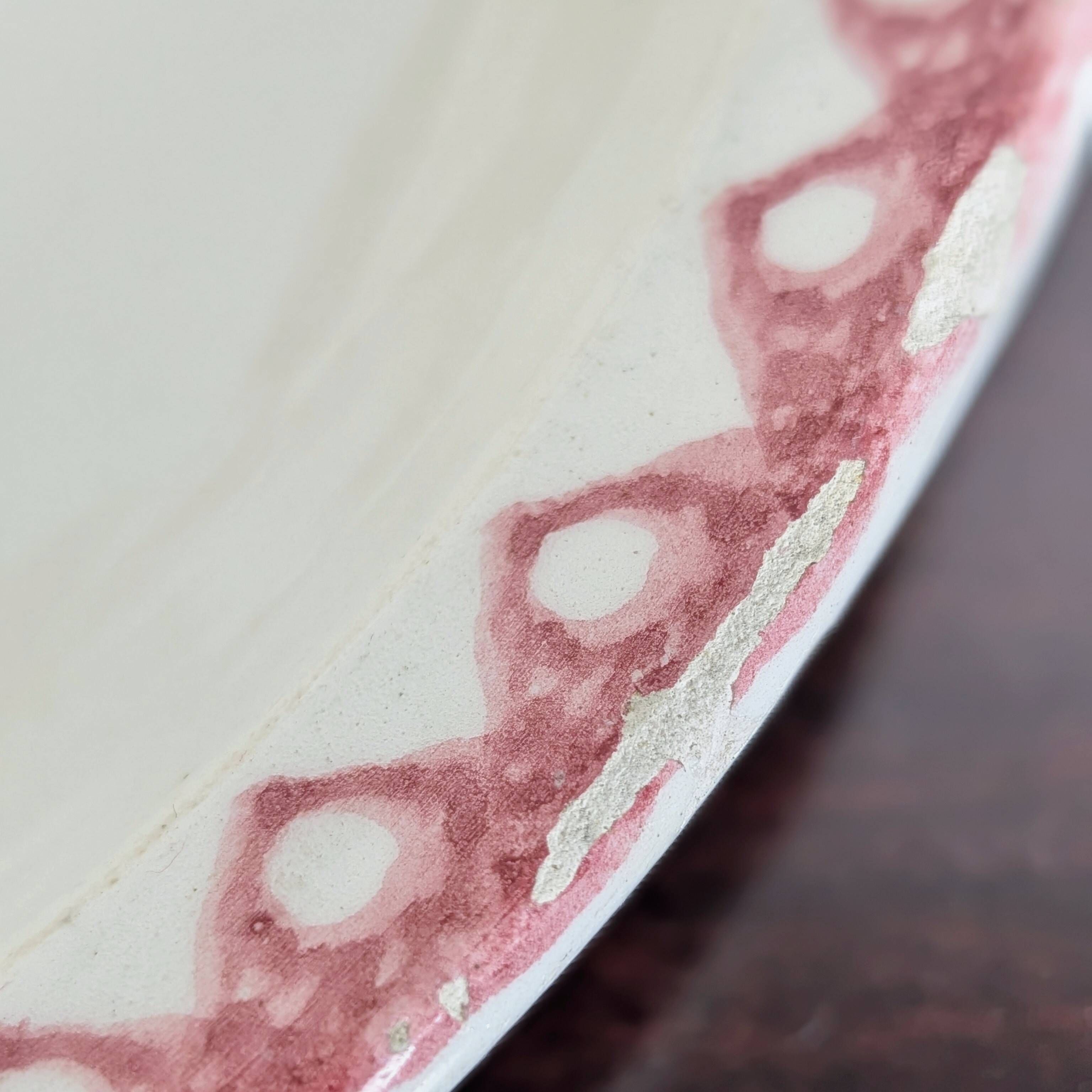 Plat creux ancien au coq rouge, décor éponge