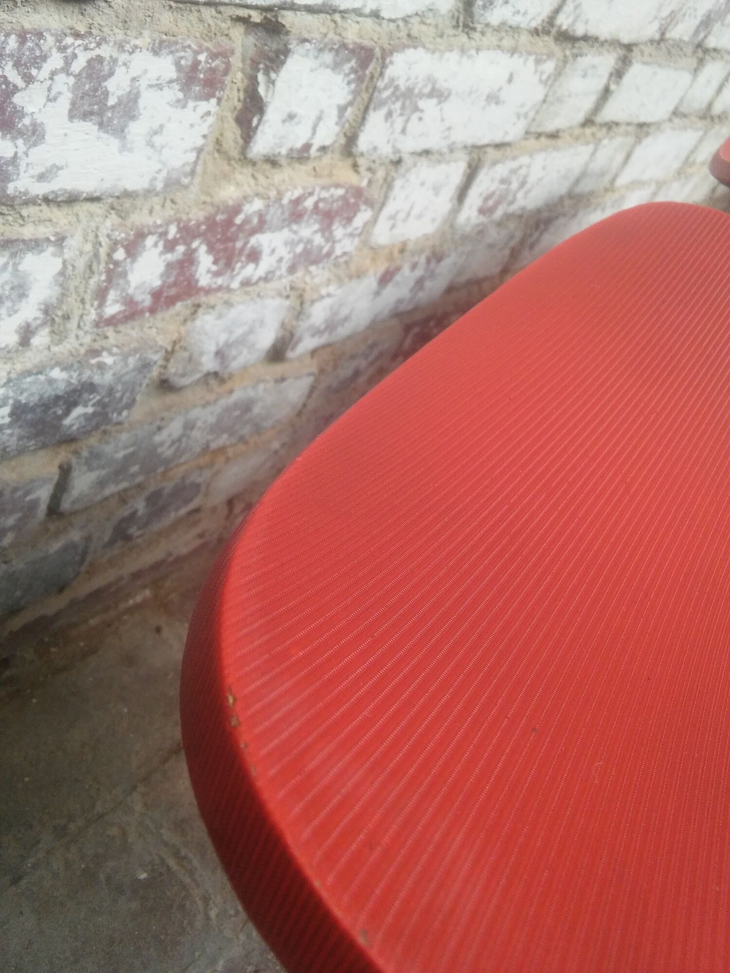 Lot of 6 red chairs in faux leather metal compass feet