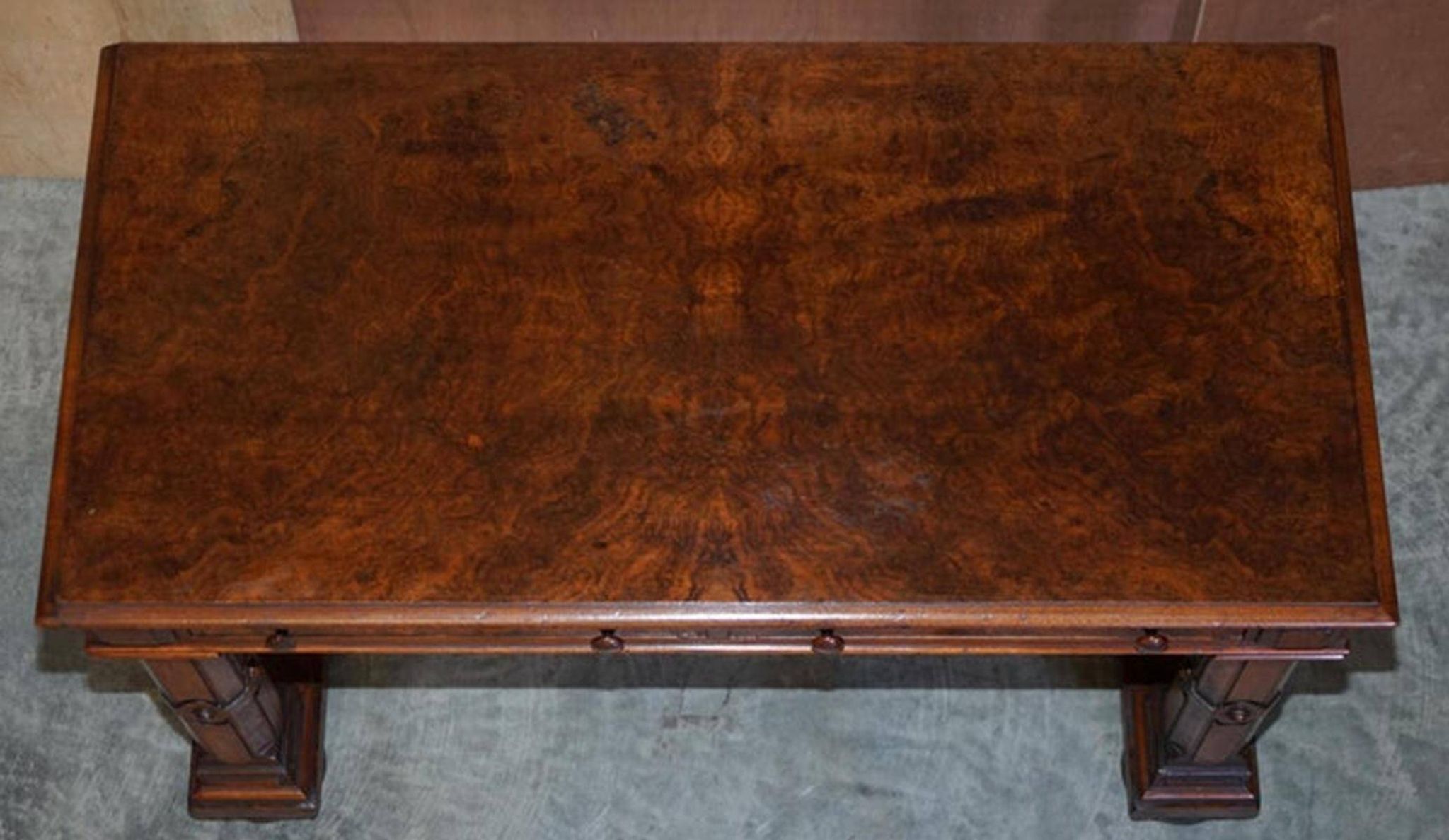 Table d'écriture Renaissance en noyer flamé style Pugin, vers 1850