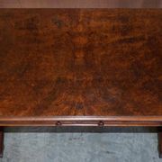 Table d'écriture Renaissance en noyer flamé style Pugin, vers 1850
