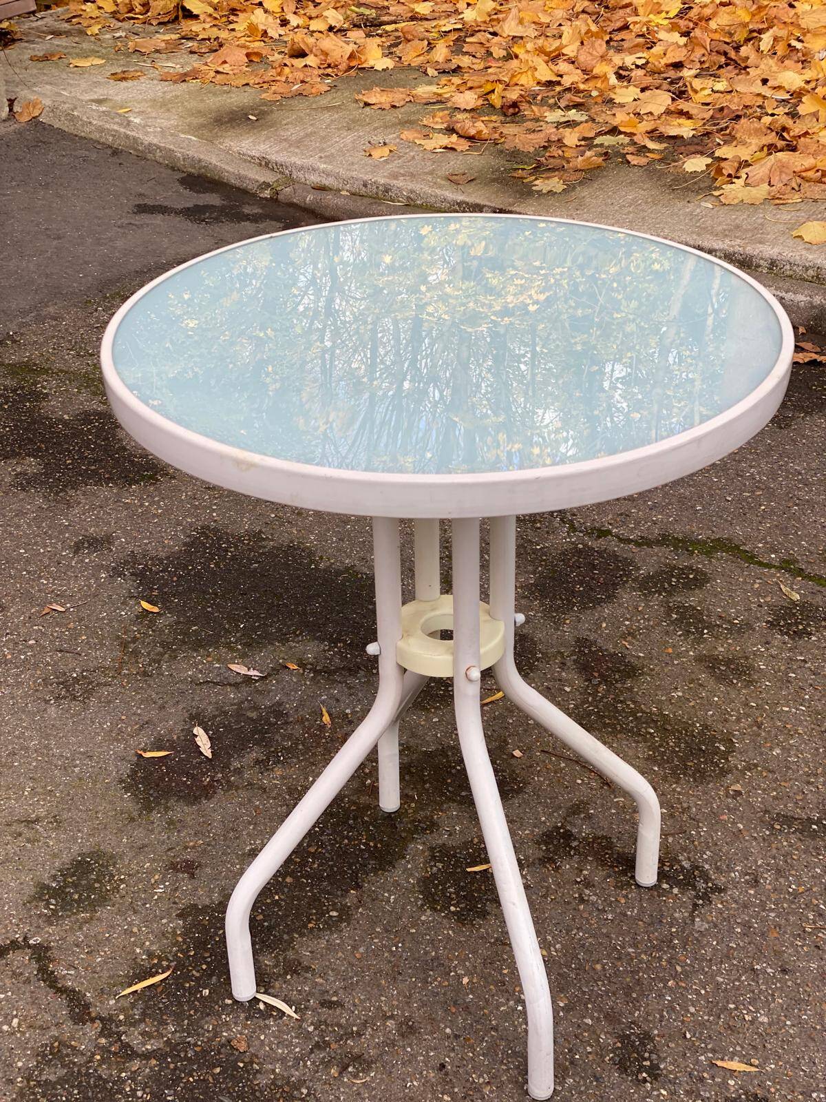Round bistro table in steel with tulip base and glass top, 60cm