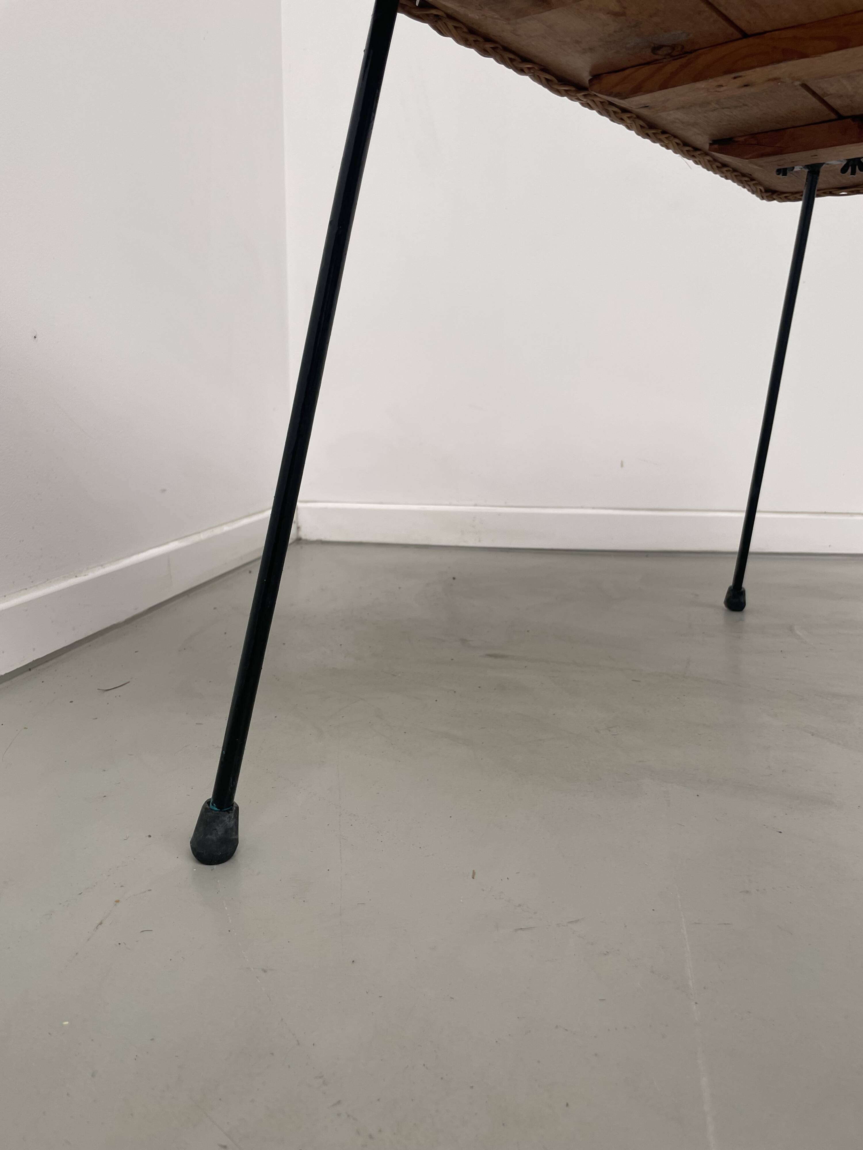 Table basse osier tressé et métal 1960