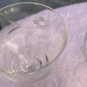 4 verres à vin art déco, motif floral ciselé, verre et cristal