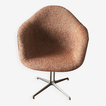 Charles & Ray EAMES armchairs. International Furniture for HERMANN MILLER Publisher La Fonda 1961