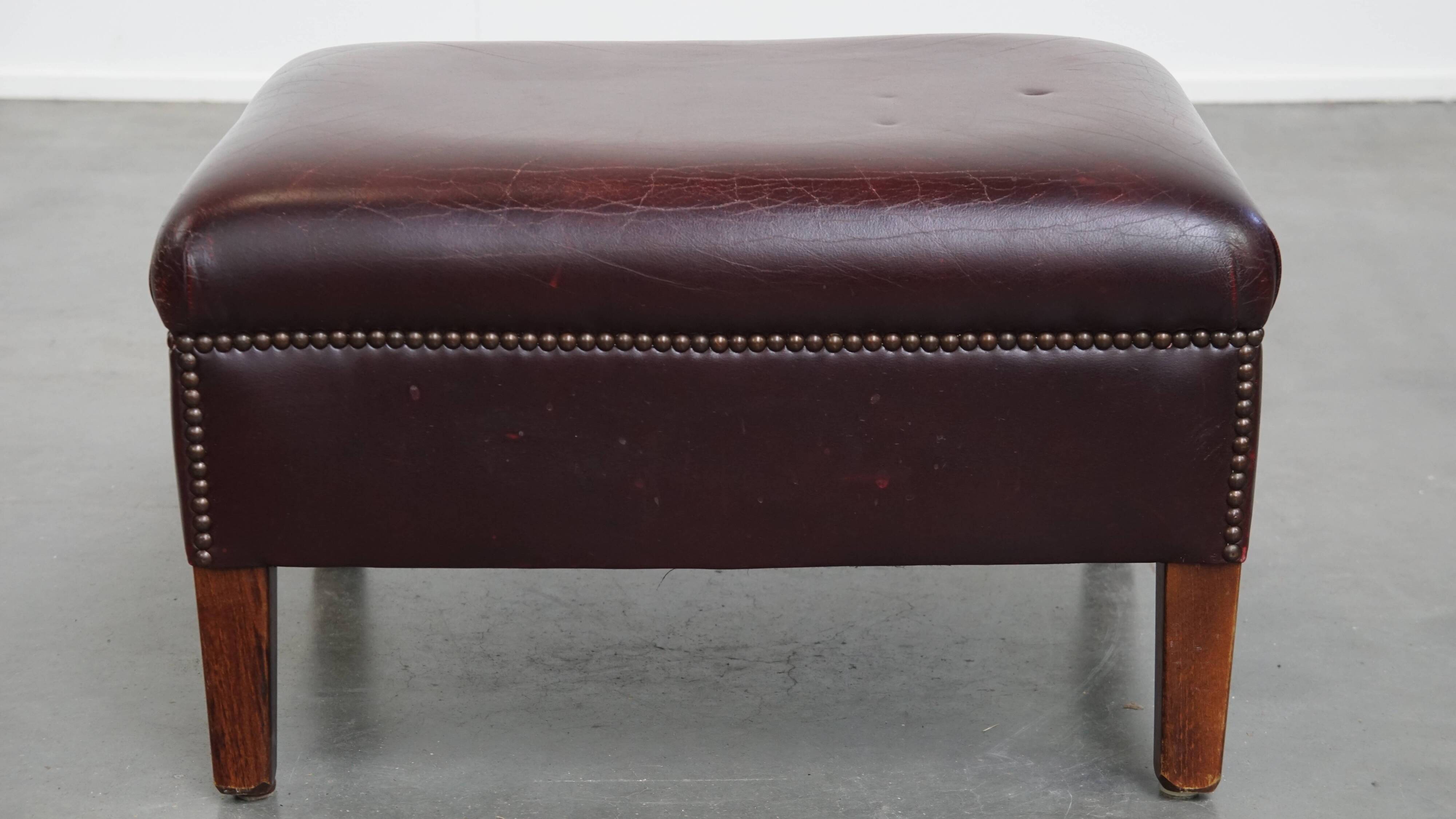 Ensemble de 2 fauteuils à oreilles en cuir de vachette + pouf de style anglais