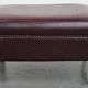 Ensemble de 2 fauteuils à oreilles en cuir de vachette + pouf de style anglais