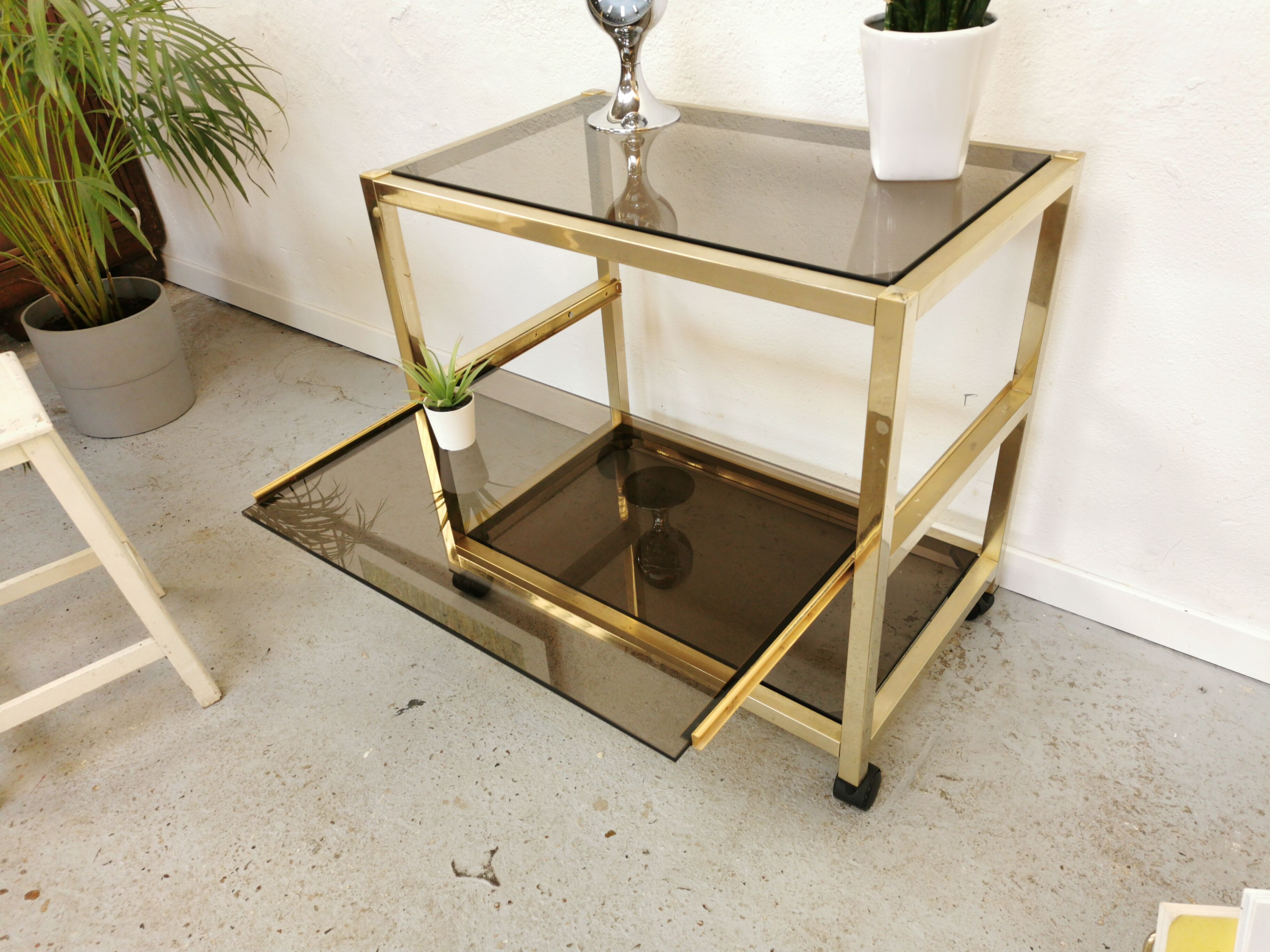 Serving table in brass and glass