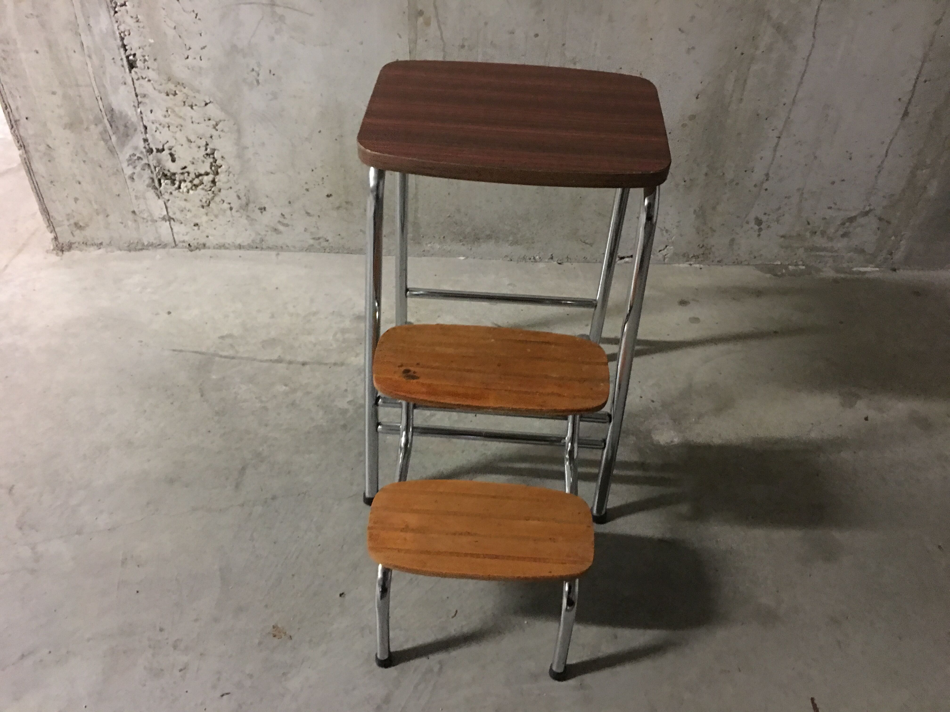Tabouret marche-pied en formica années 70