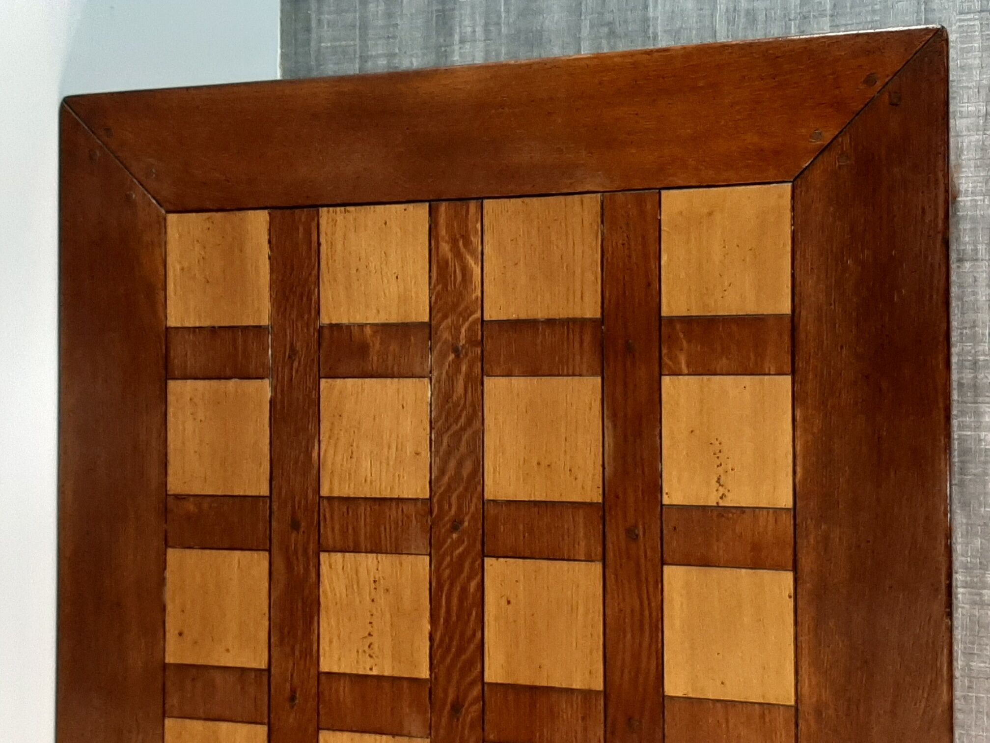 Table basse danoise en chêne début XXème siècle plateau à damier