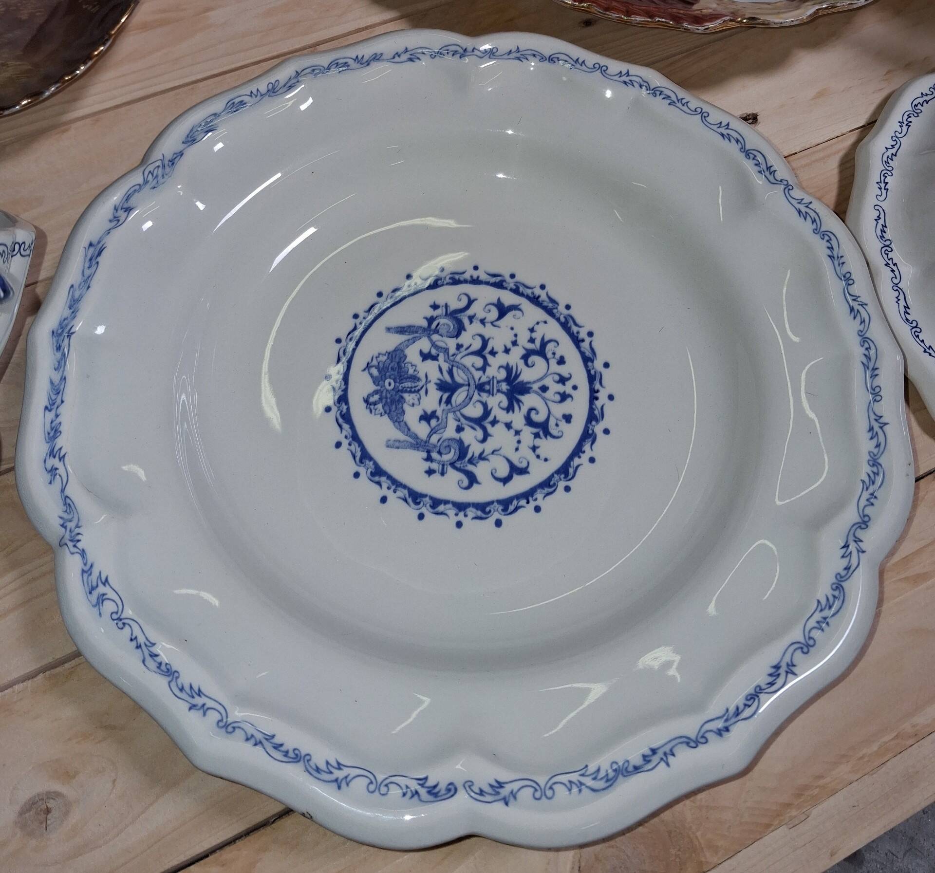 Covered soup tureen and its stand in Gien earthenware –