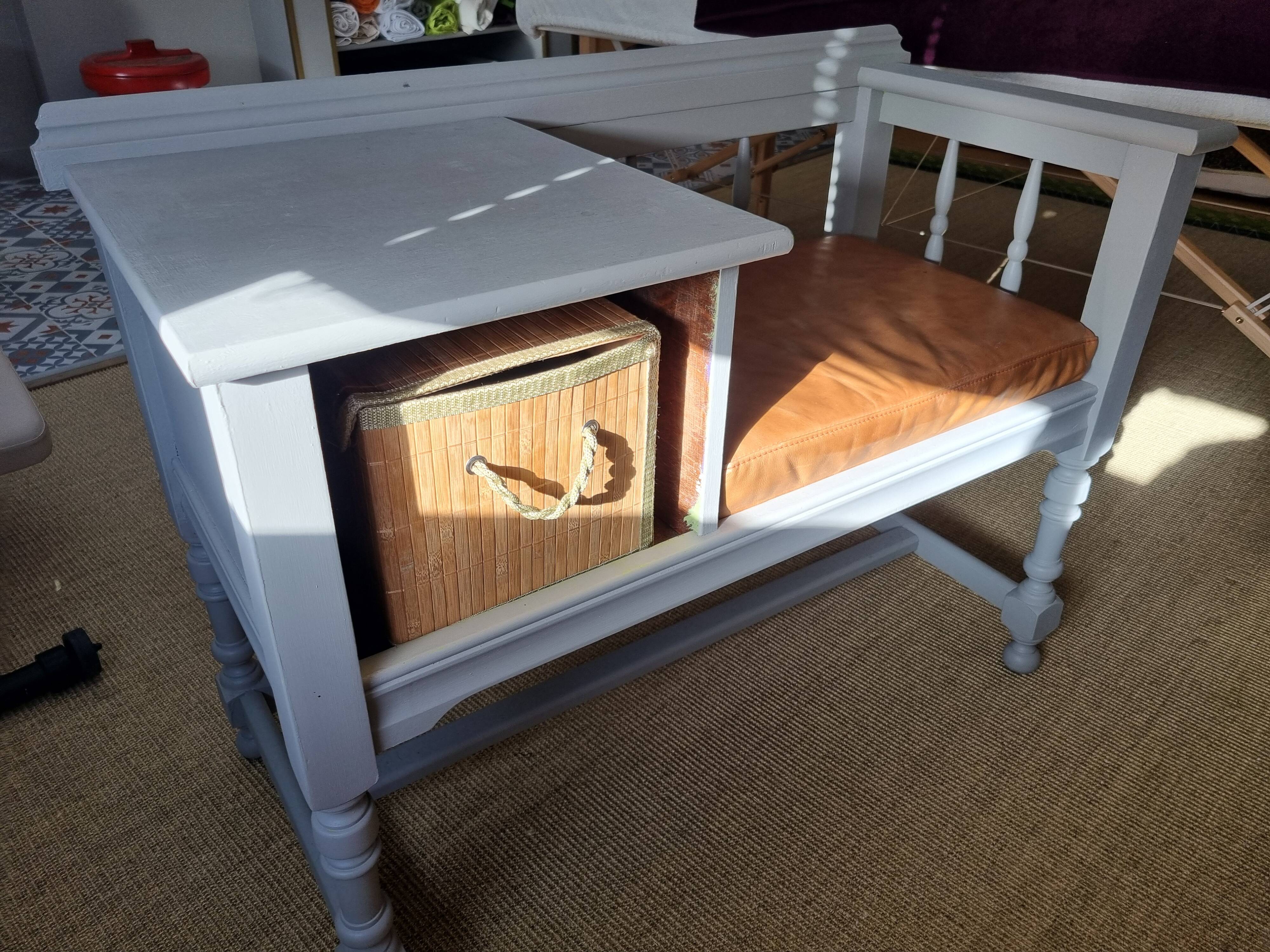 Banc téléphone et son siège cuir camel