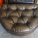 Chesterfield style fauteuil en cuir - tabouret par Hancock - Moore