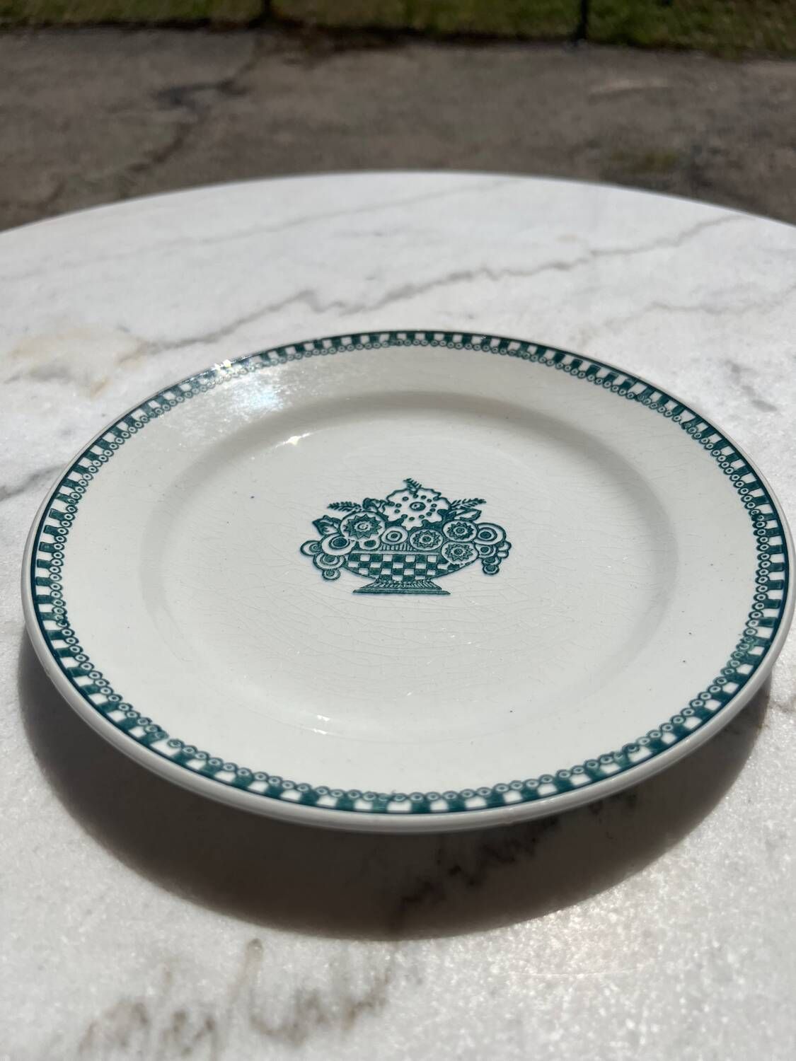Vintage flat plate in green earthenware Manufacture Saint-Amand 4525 Basket of Flowers