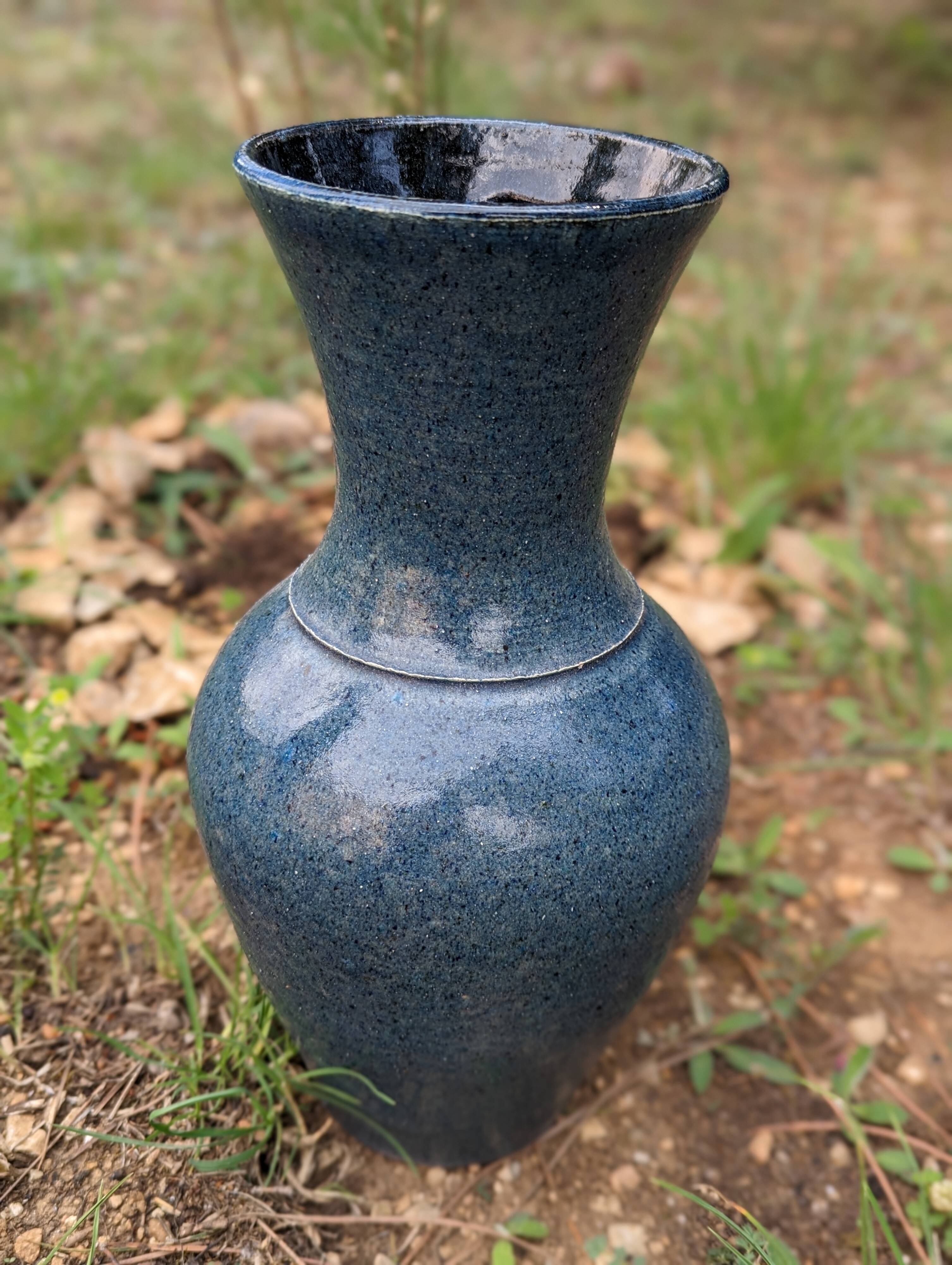 Accolay, ceramic vase
