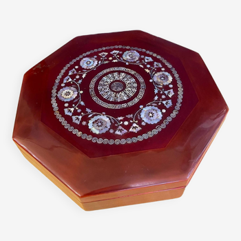 Boite chinoise octogonale en bois laque avec decor de nacre incruste