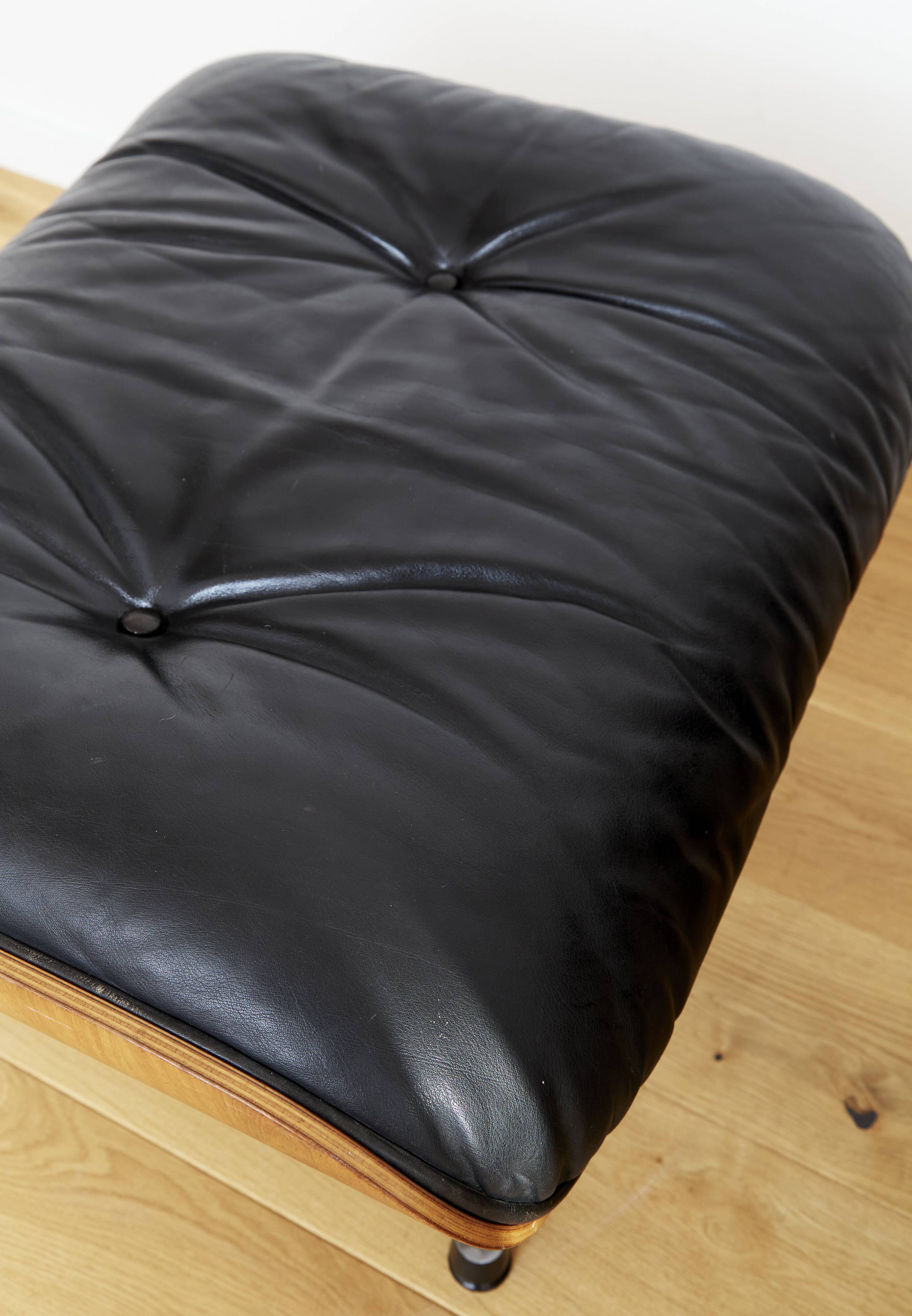Fauteuil et pouf Charles & Ray Eames pour Herman Miller