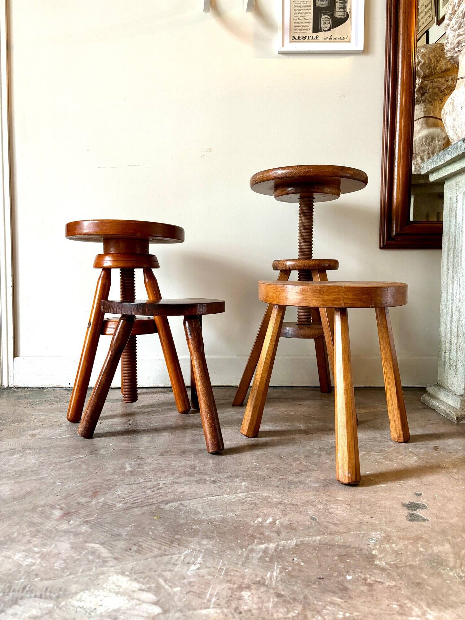 Wooden screw tripod stool