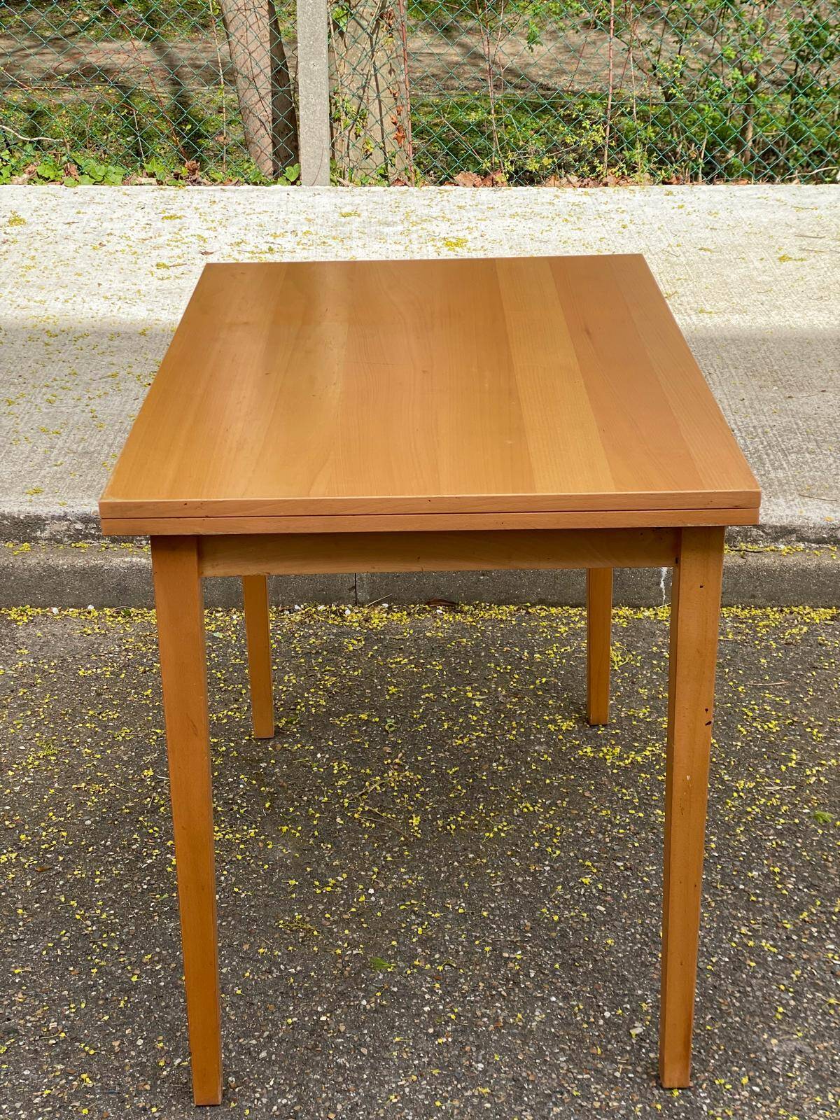 Rectangular Scandinavian dining table in wood for 8 people.