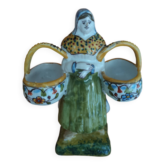 Salière ancienne en faïence femme aux paniers
