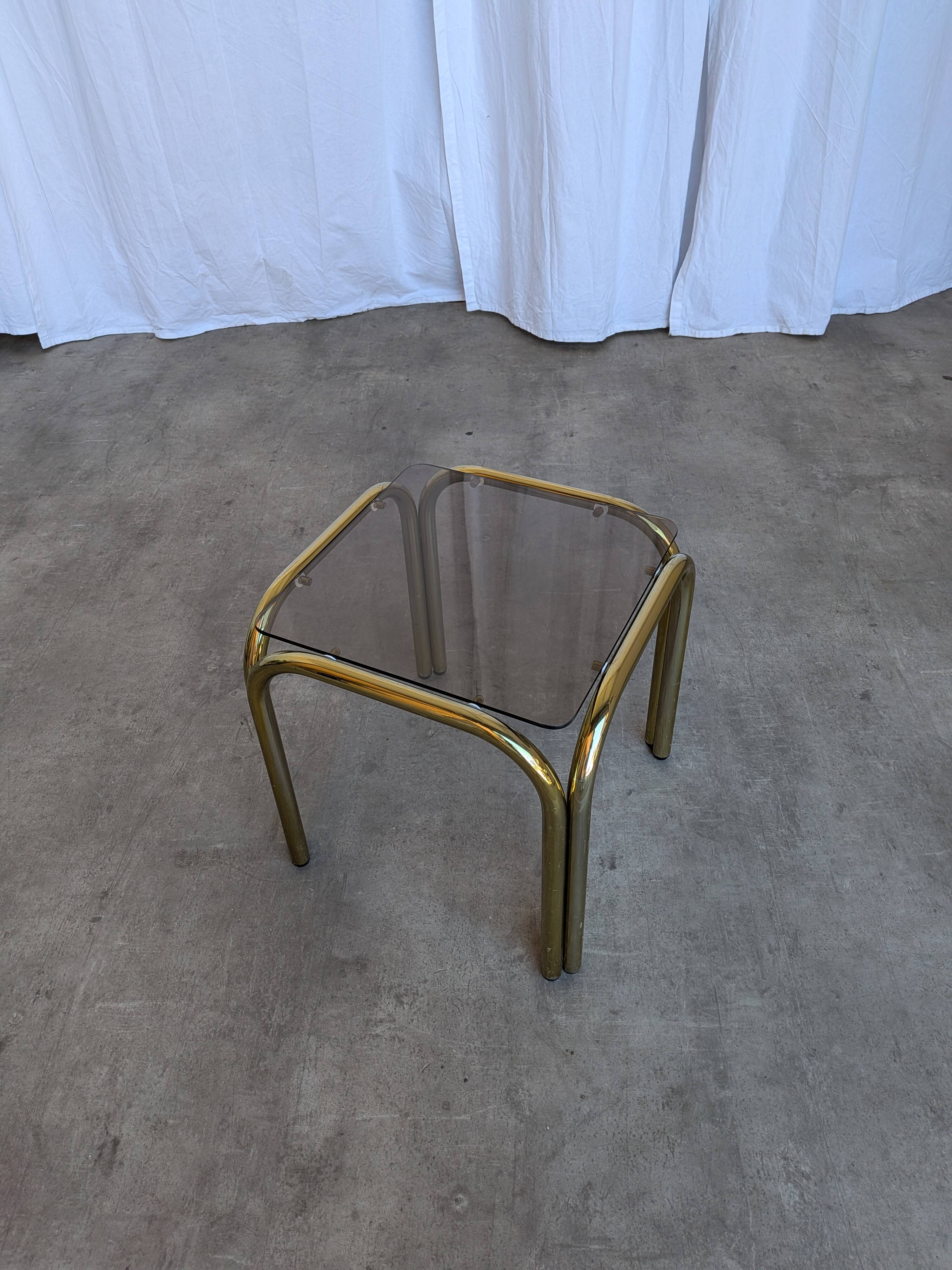 Table basse vintage en laiton et verre fumé / Moderne italien du milieu du siècle